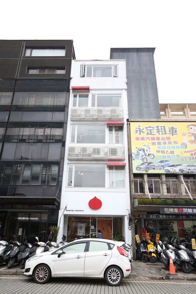 「番茄溫泉旅店」純白色的旅宿外觀，非常搶眼。