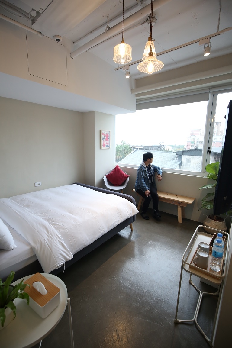 雙人房可以看見街道景觀，採光很好。