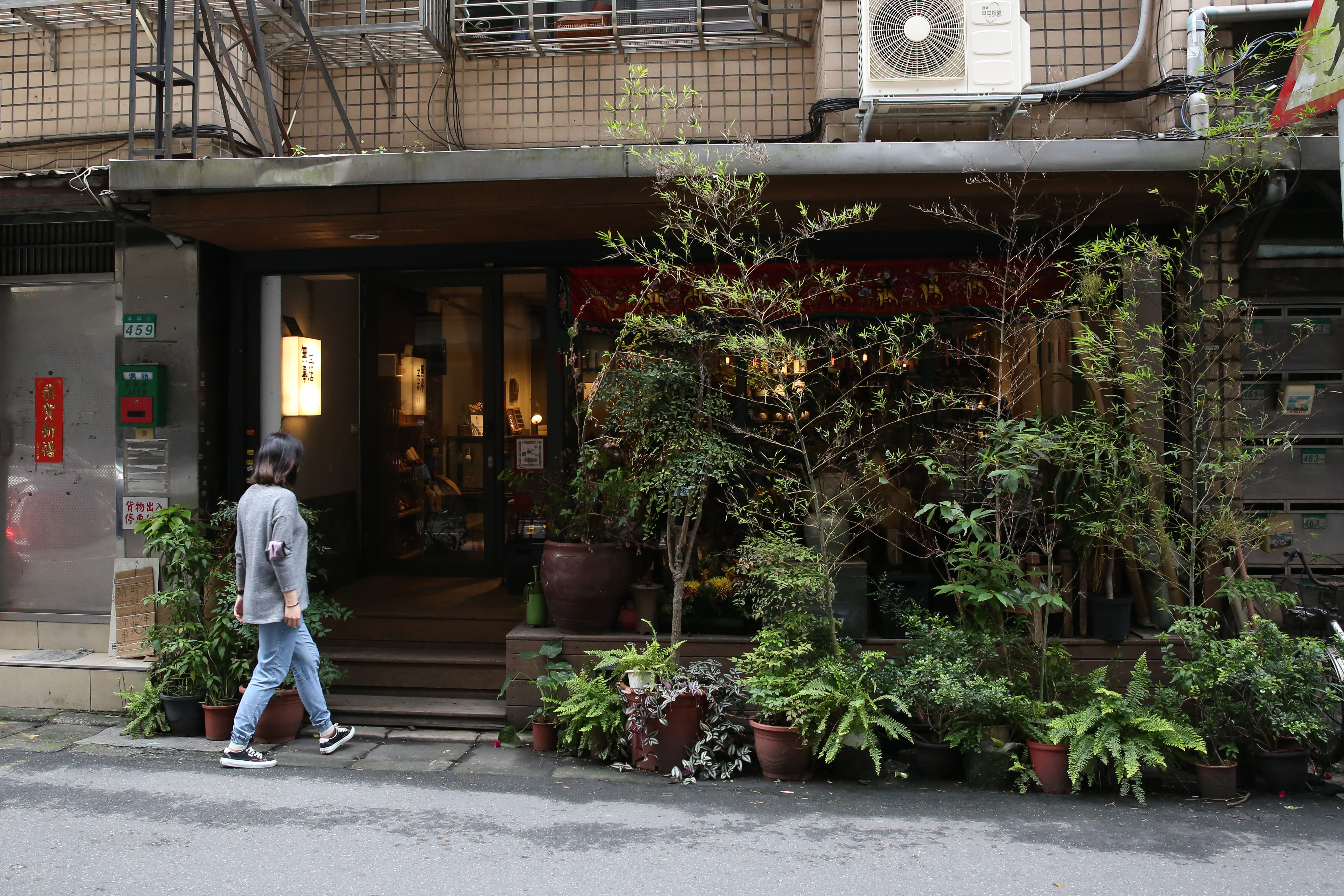 看似平凡的巷弄中，卻有無事生活這樣的怡情之處。