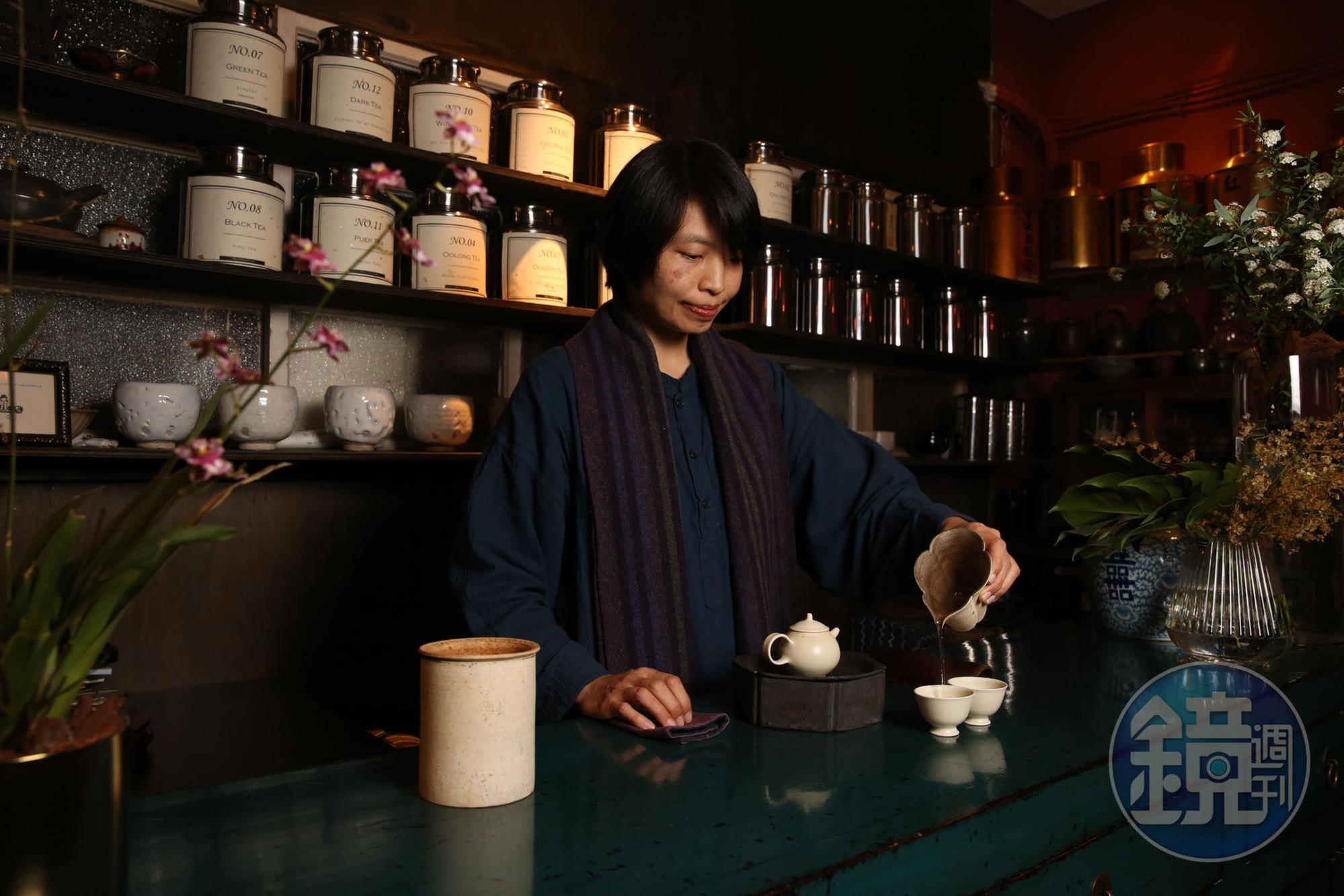 身為無事生活茶擔當的吳曉貞，沖茶的舉手投足都宛如與茶一體。