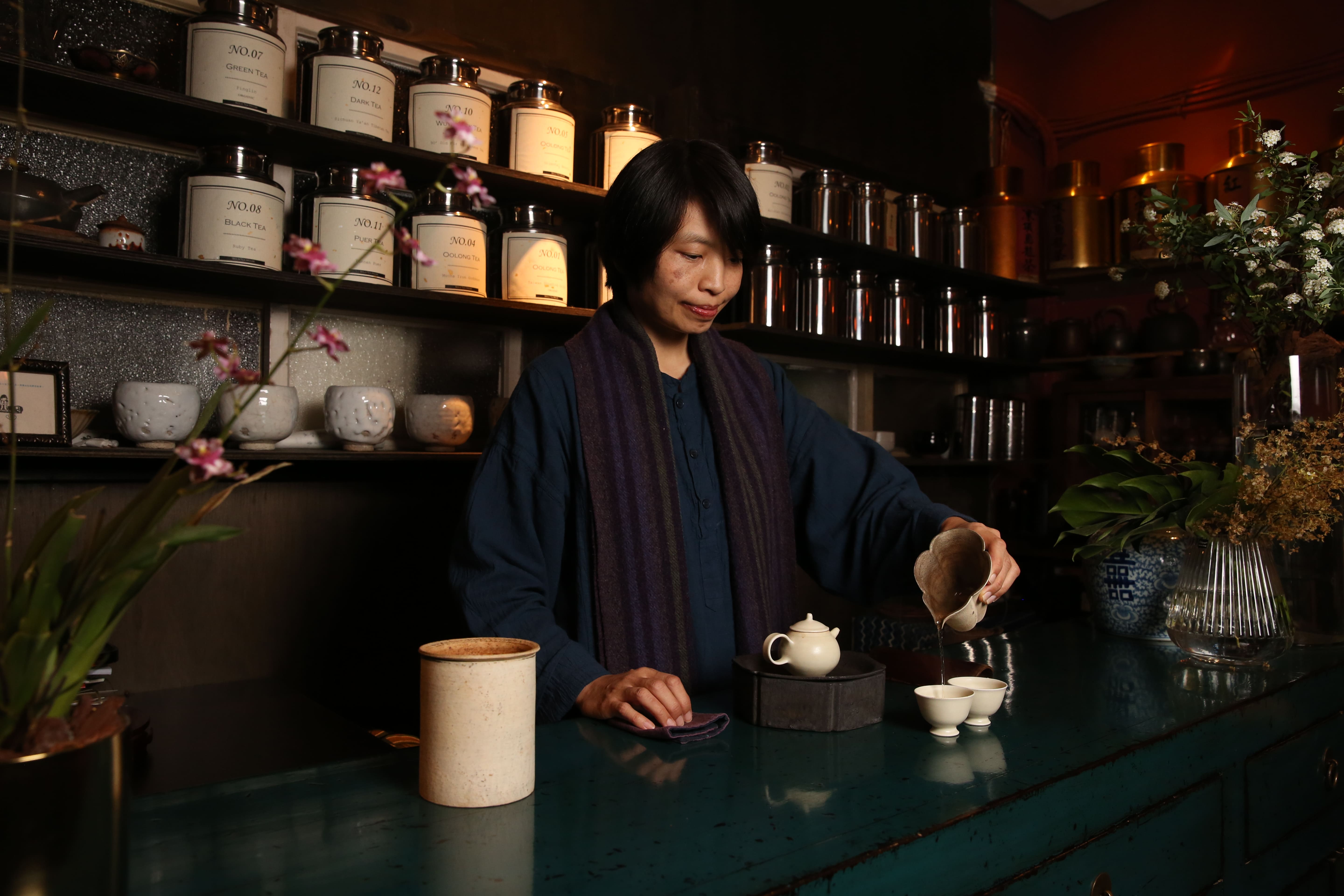 身為無事生活茶擔當的吳曉貞，沖茶的舉手投足都宛如與茶一體。