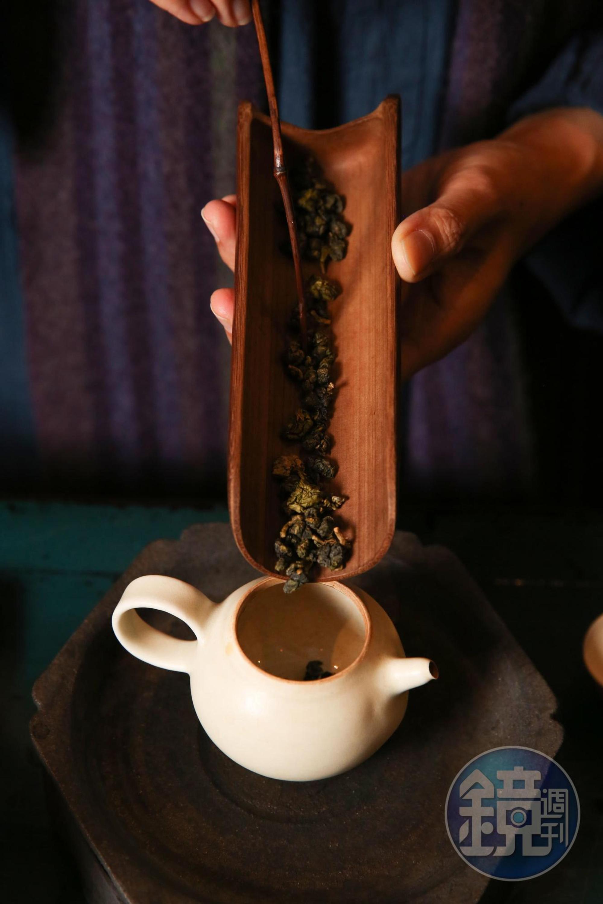 吳曉貞動作熟捻的將茶葉置入壺中。