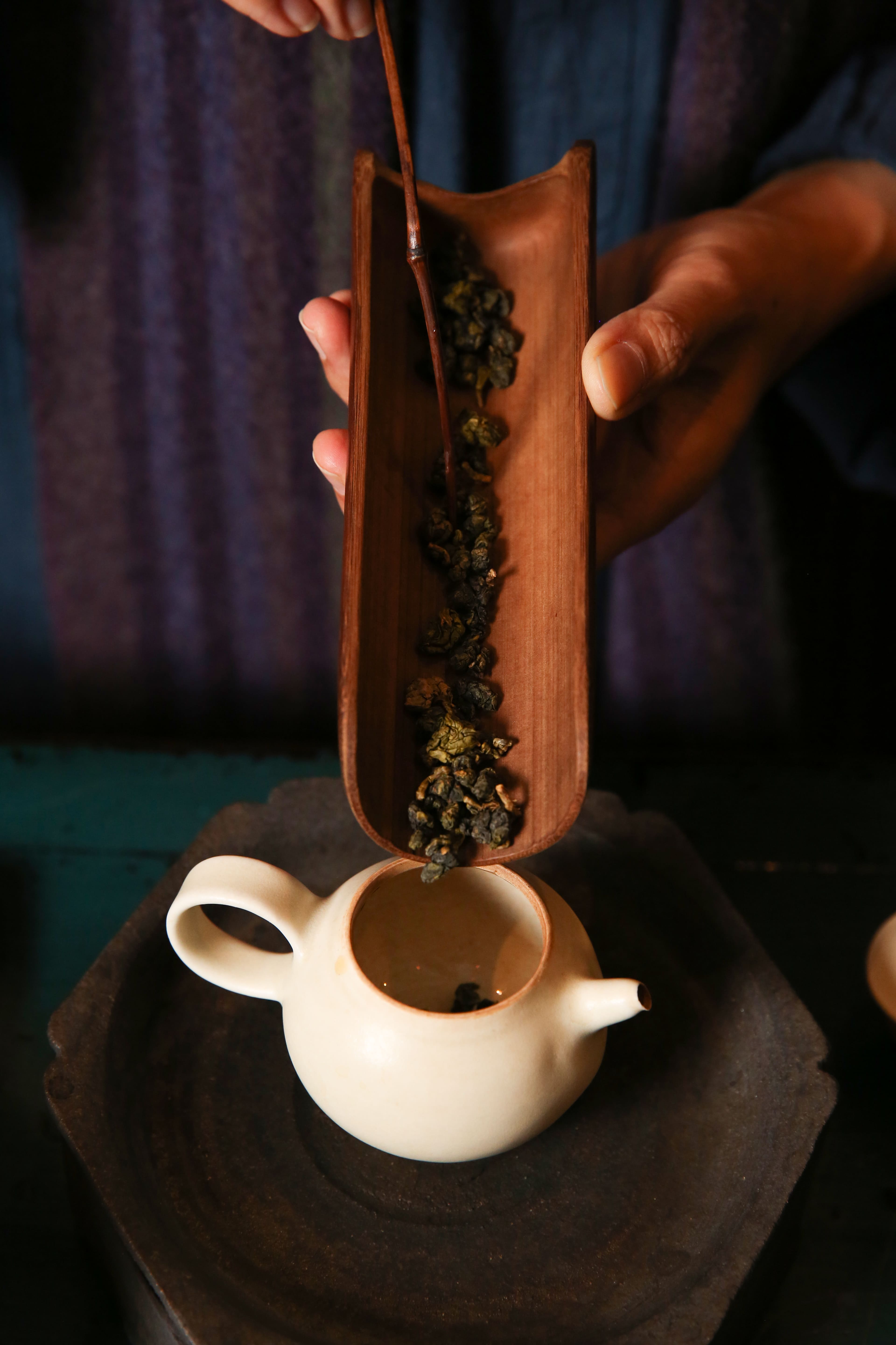 吳曉貞動作熟捻的將茶葉置入壺中。