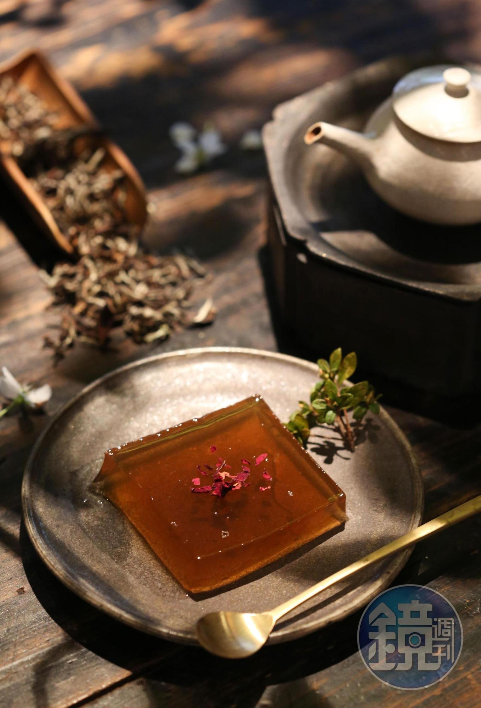 「生態茶凍佐玫瑰」選用自然農法栽種的紅玉紅茶、及植物性吉利T製作。（65元／個）