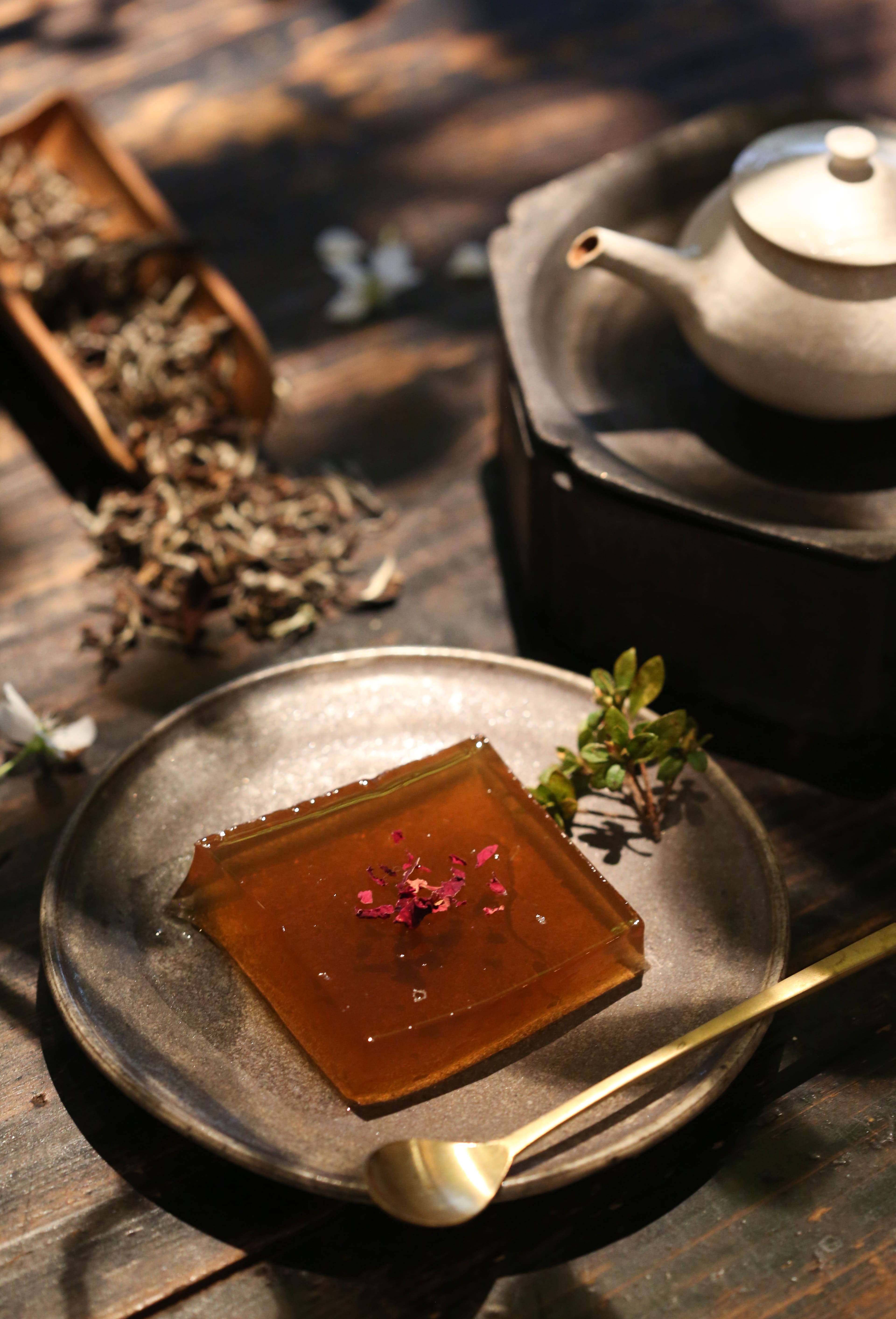 「生態茶凍佐玫瑰」選用自然農法栽種的紅玉紅茶、及植物性吉利T製作。（65元／個）