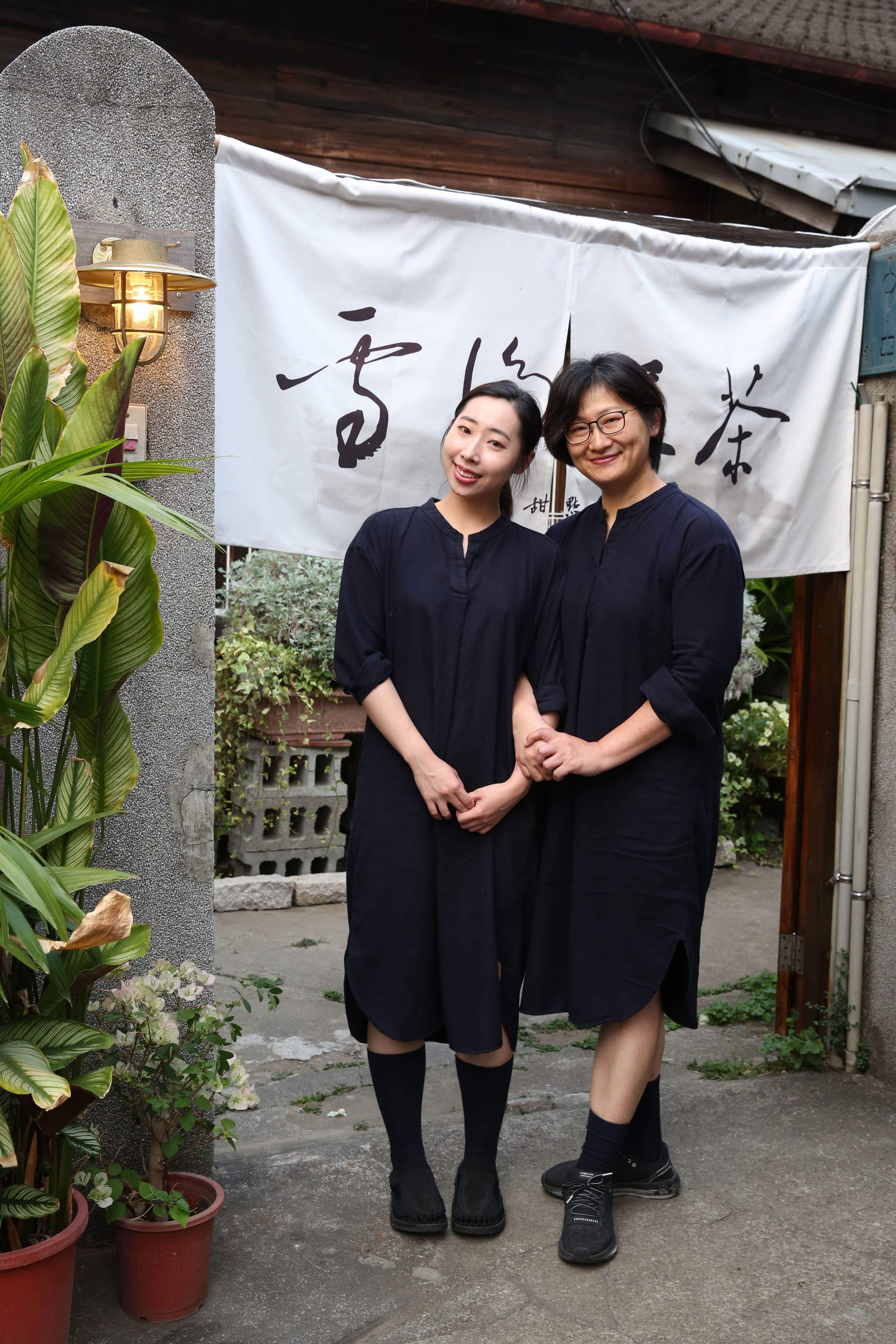 對女兒黃叔儀(左)和媽媽林如利(右)來說,雪後煎茶是她們能夠靜心鑽研茶點的地方。