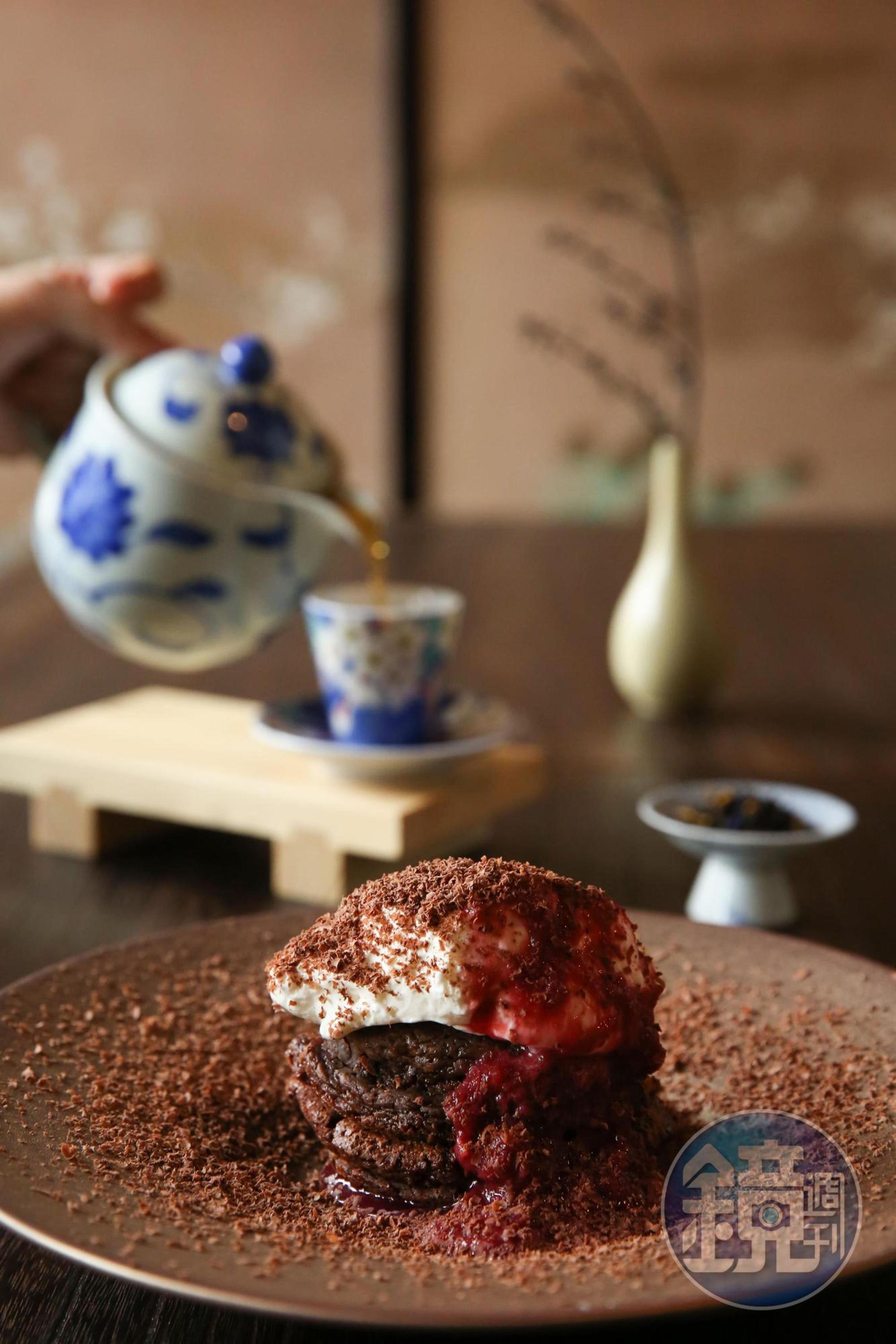 「法芙娜泰莓巧克力蛋糕」完全不使用麵粉，高度濃郁的巧克力苦甜氣息與莓果酸香協和交織。（250元／份）