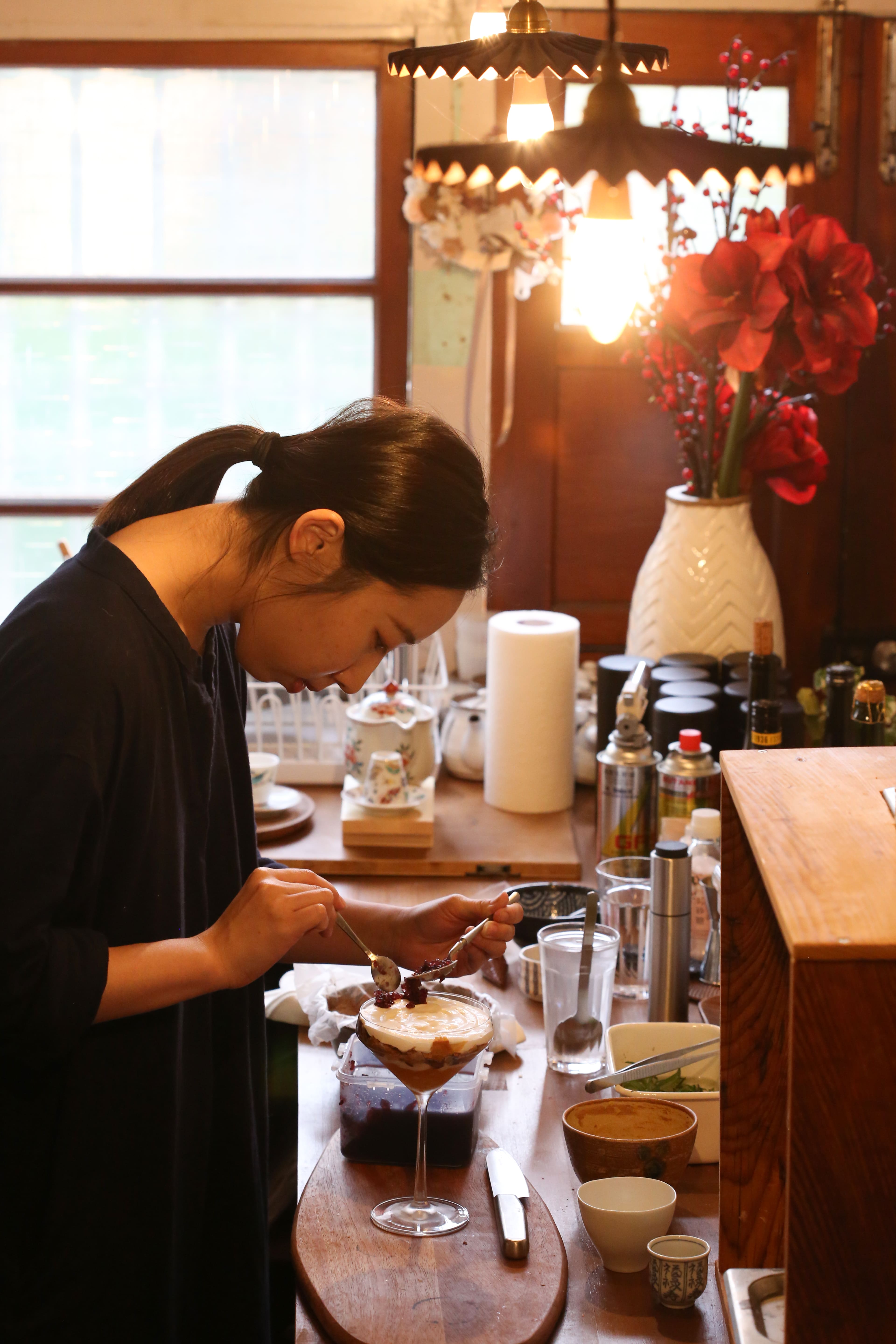 黃叔儀非本科出身,完全是靠興趣和自研,累積出今日桌上一道道精美工細的甜點。