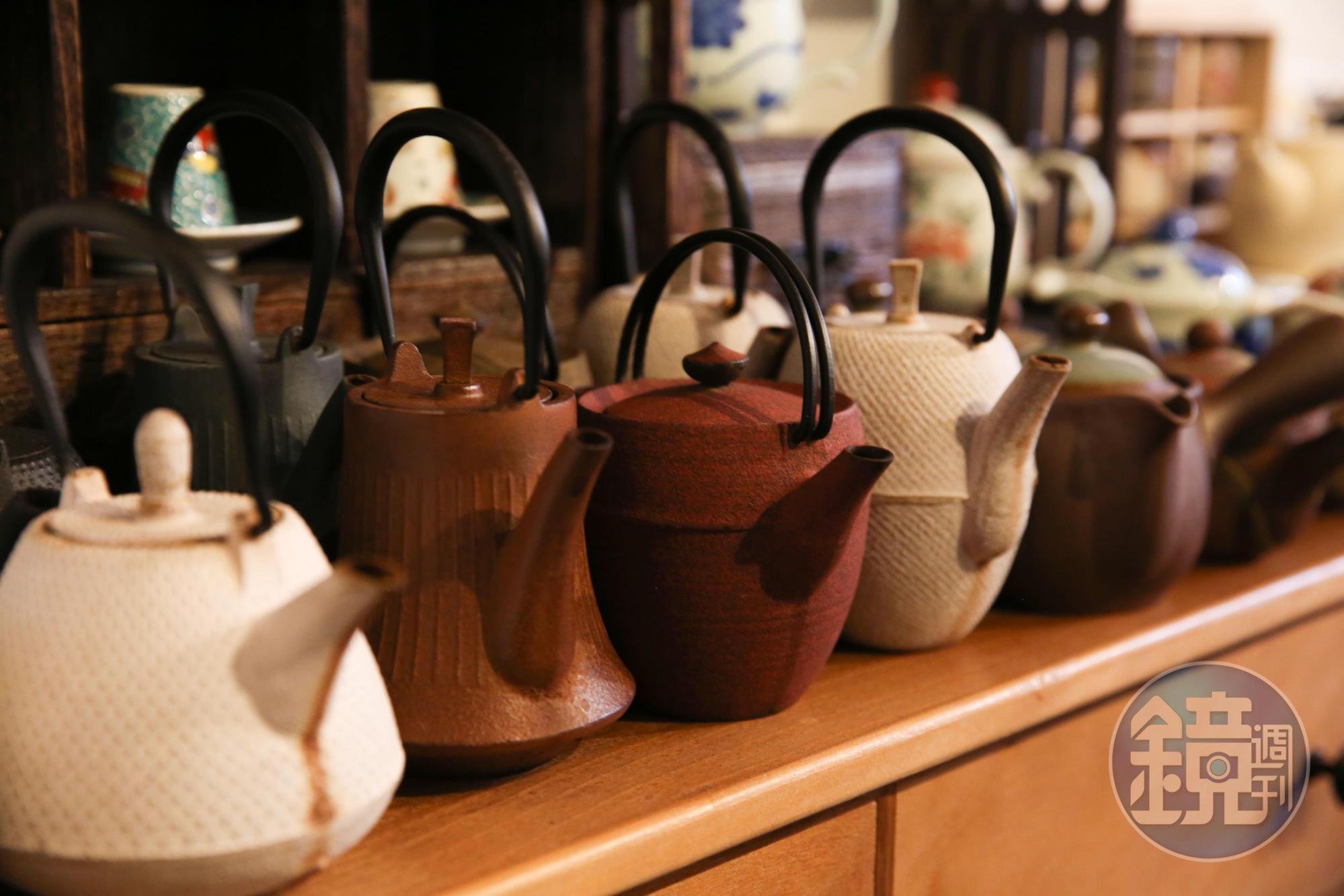 雪後煎茶的餐器與茶具，都是黃叔儀蒐集而來的珍藏品。