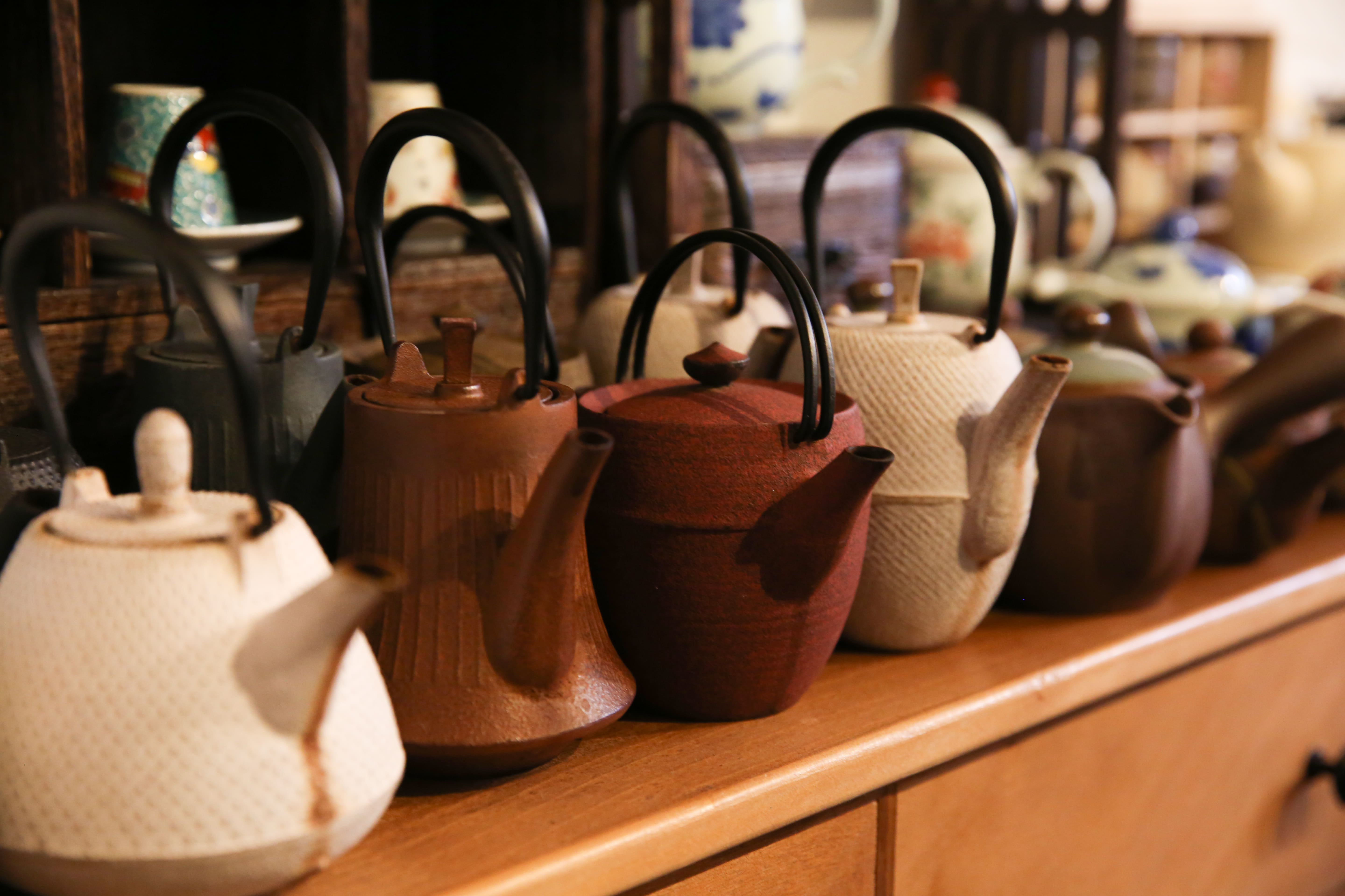 雪後煎茶的餐器與茶具,都是黃叔儀蒐集而來的珍藏品。