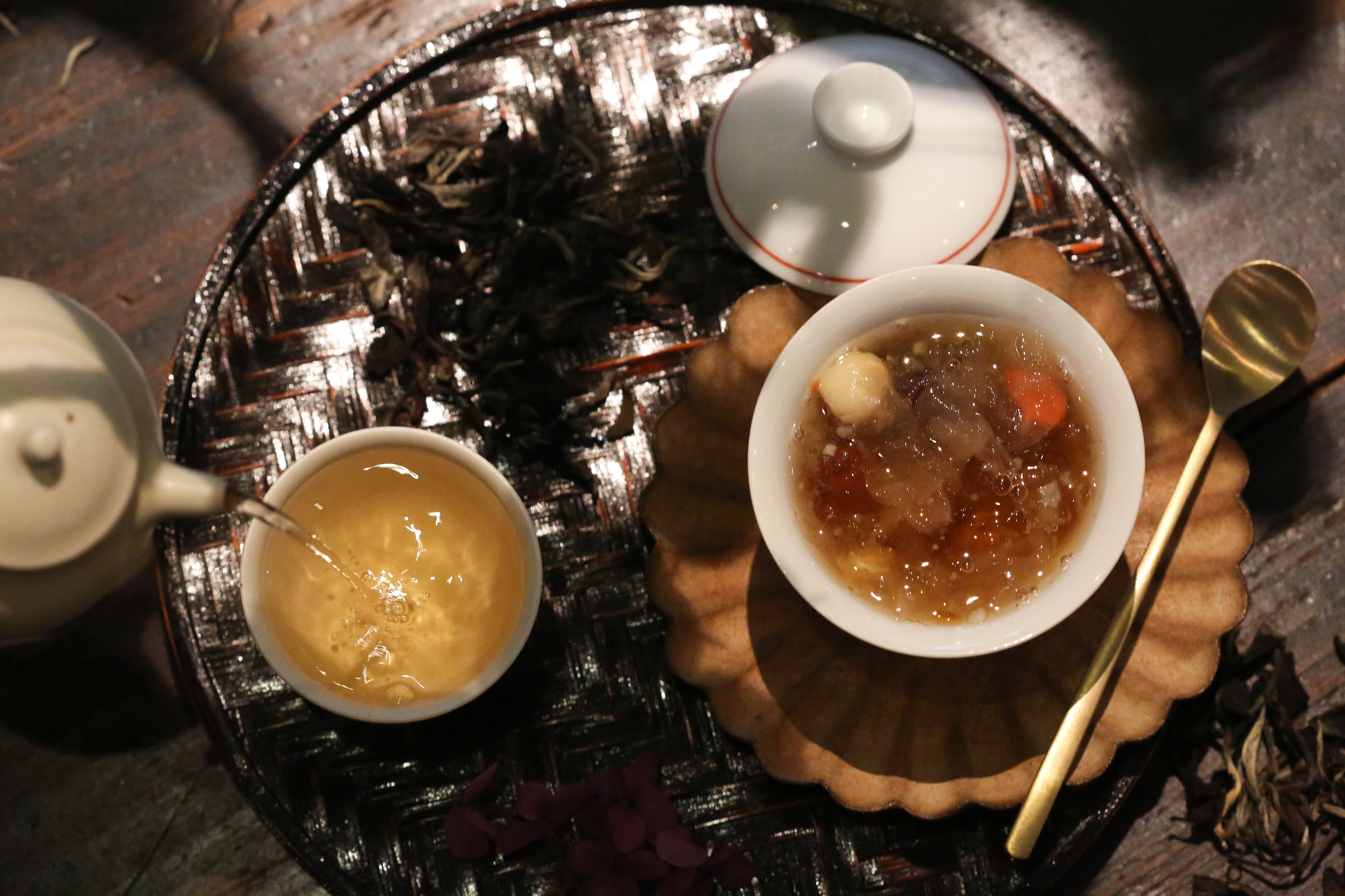 這碗「桃膠銀耳」富含滿滿膠質，口感滑溜清爽。（90元／碗）