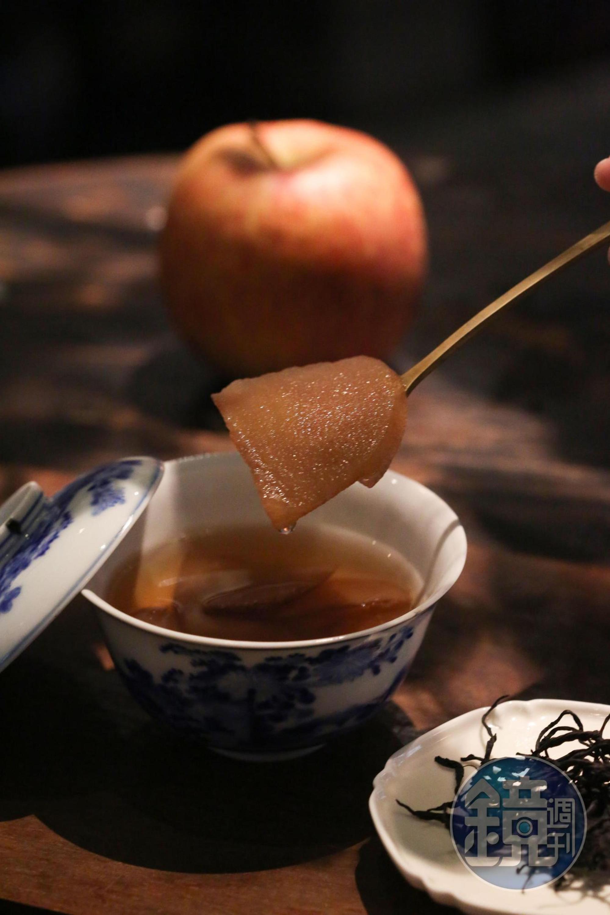 「生態紅玉蘋果」以生態紅玉紅茶和蘋果一同燉煮，果香清新。（150元／杯）