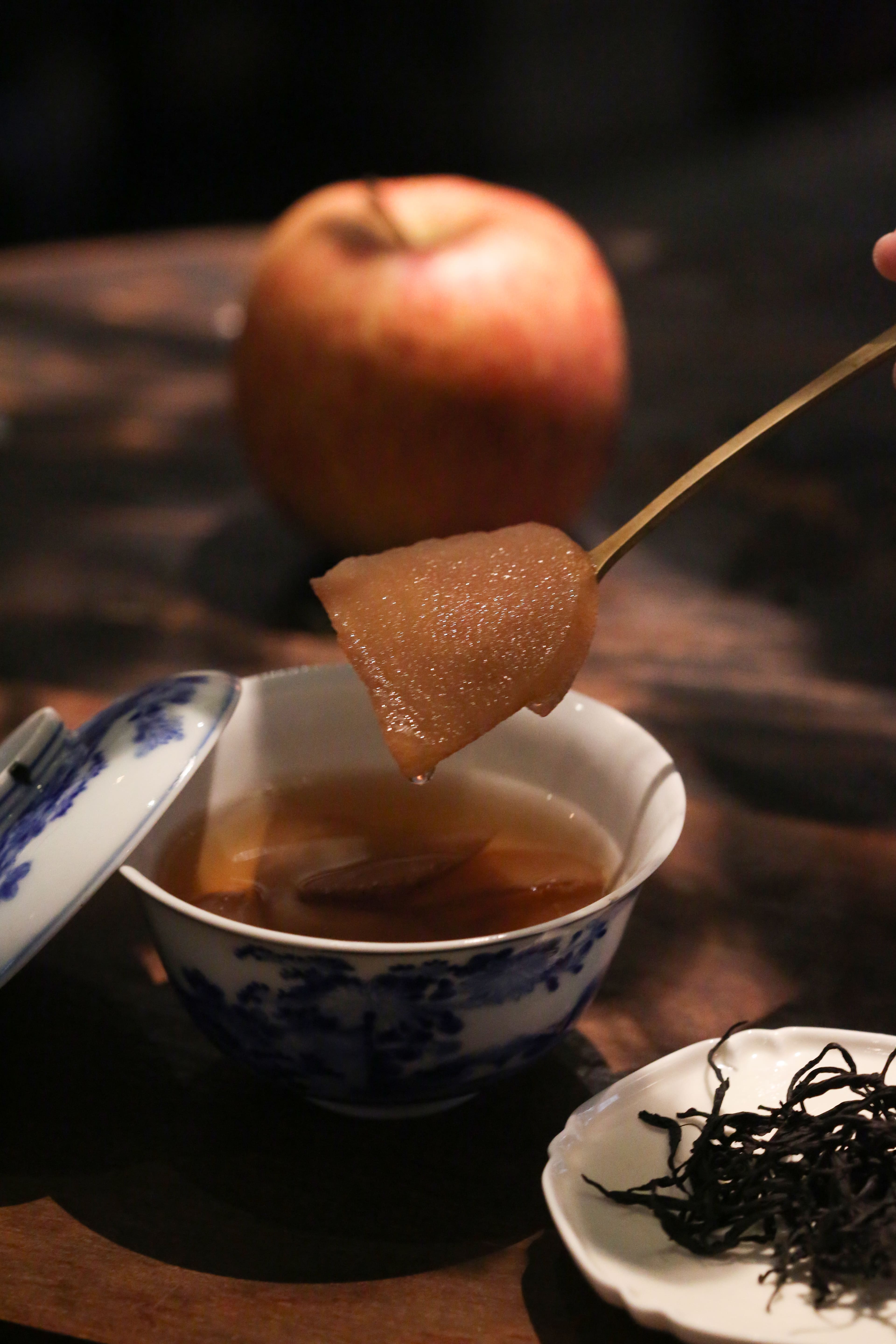 「生態紅玉蘋果」以生態紅玉紅茶和蘋果一同燉煮，果香清新。（150元／杯）