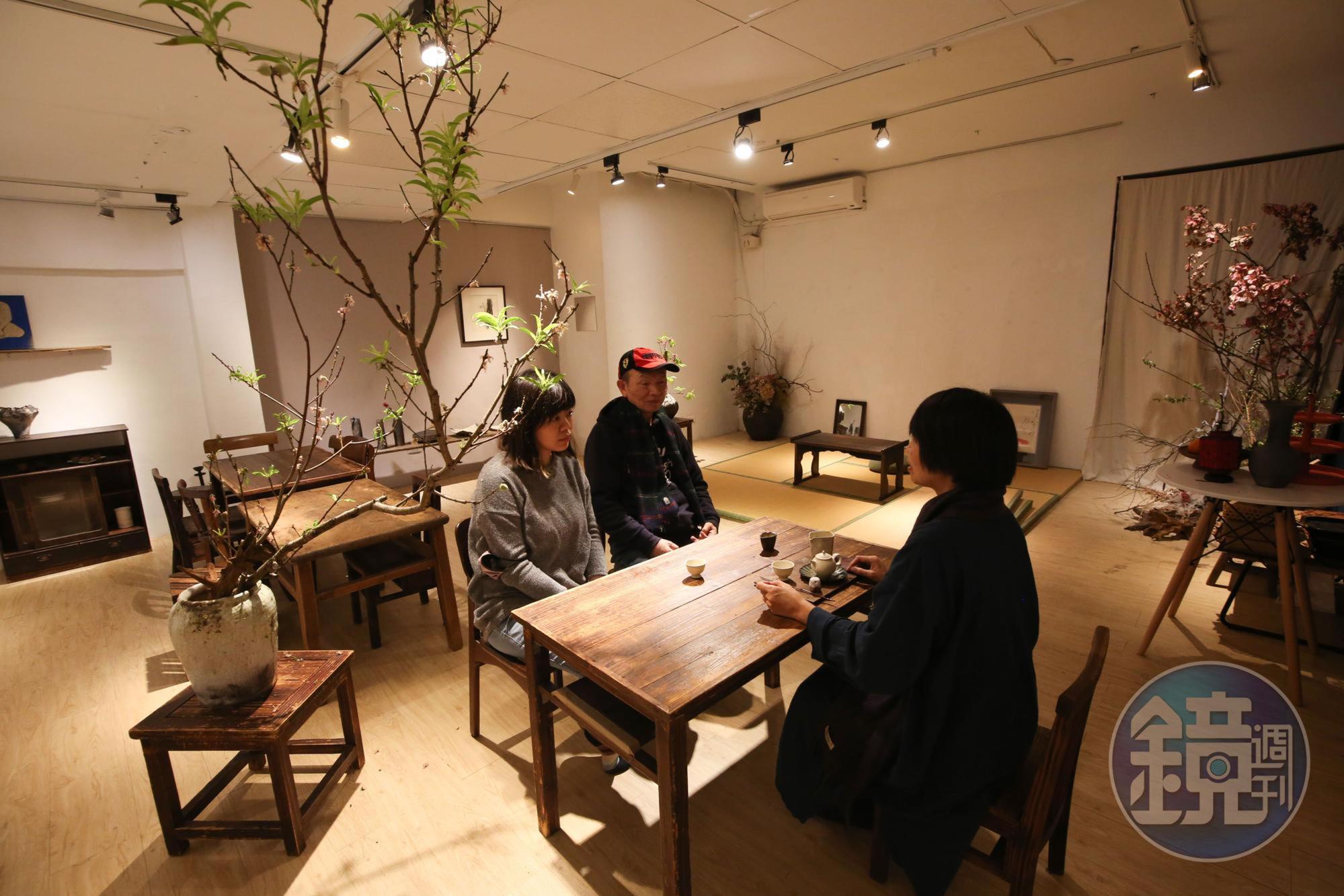 樓下的空間結合了日式榻榻米，也是生活茶班、花藝班的上課地點。