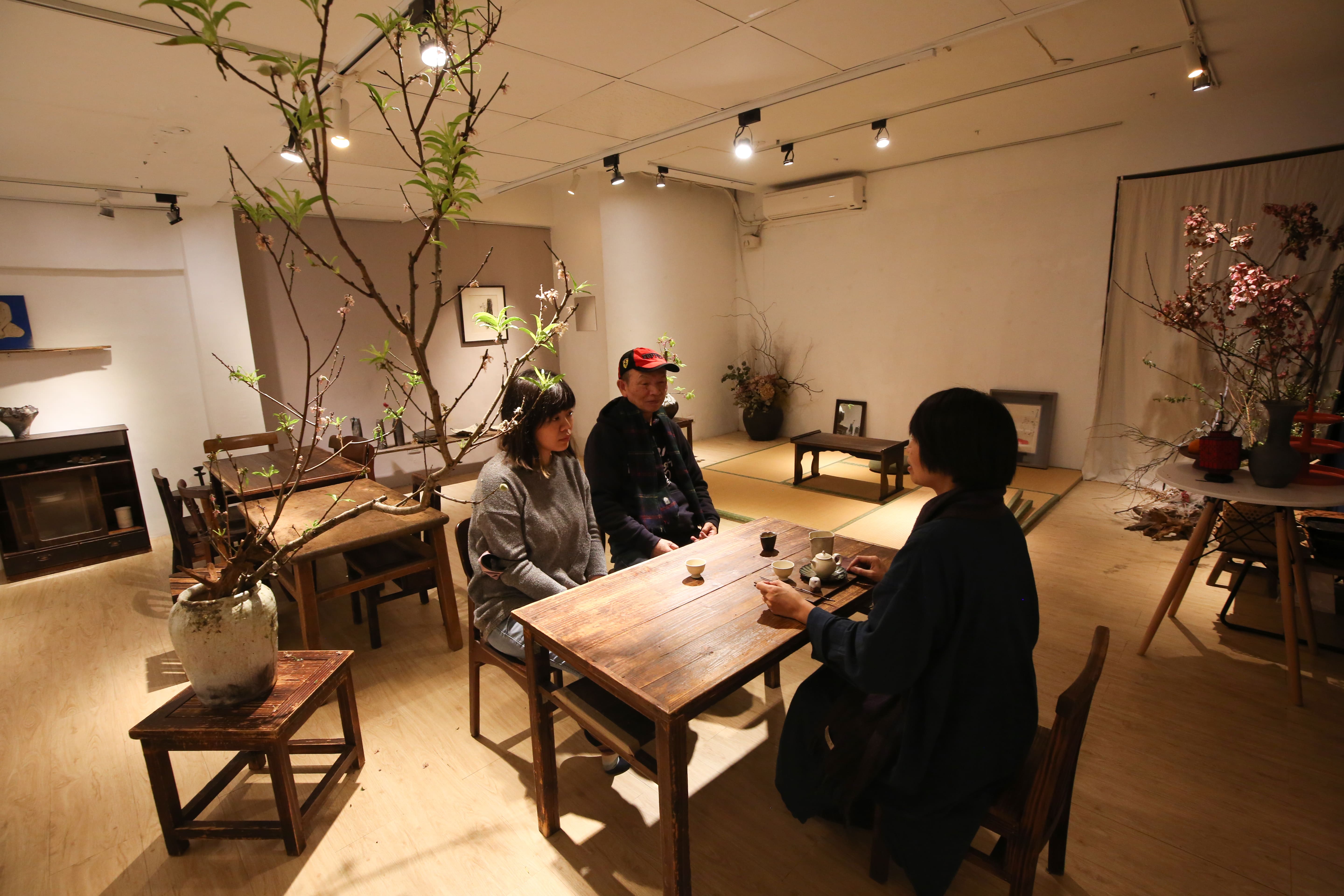 樓下的空間結合了日式榻榻米，也是生活茶班、花藝班的上課地點。