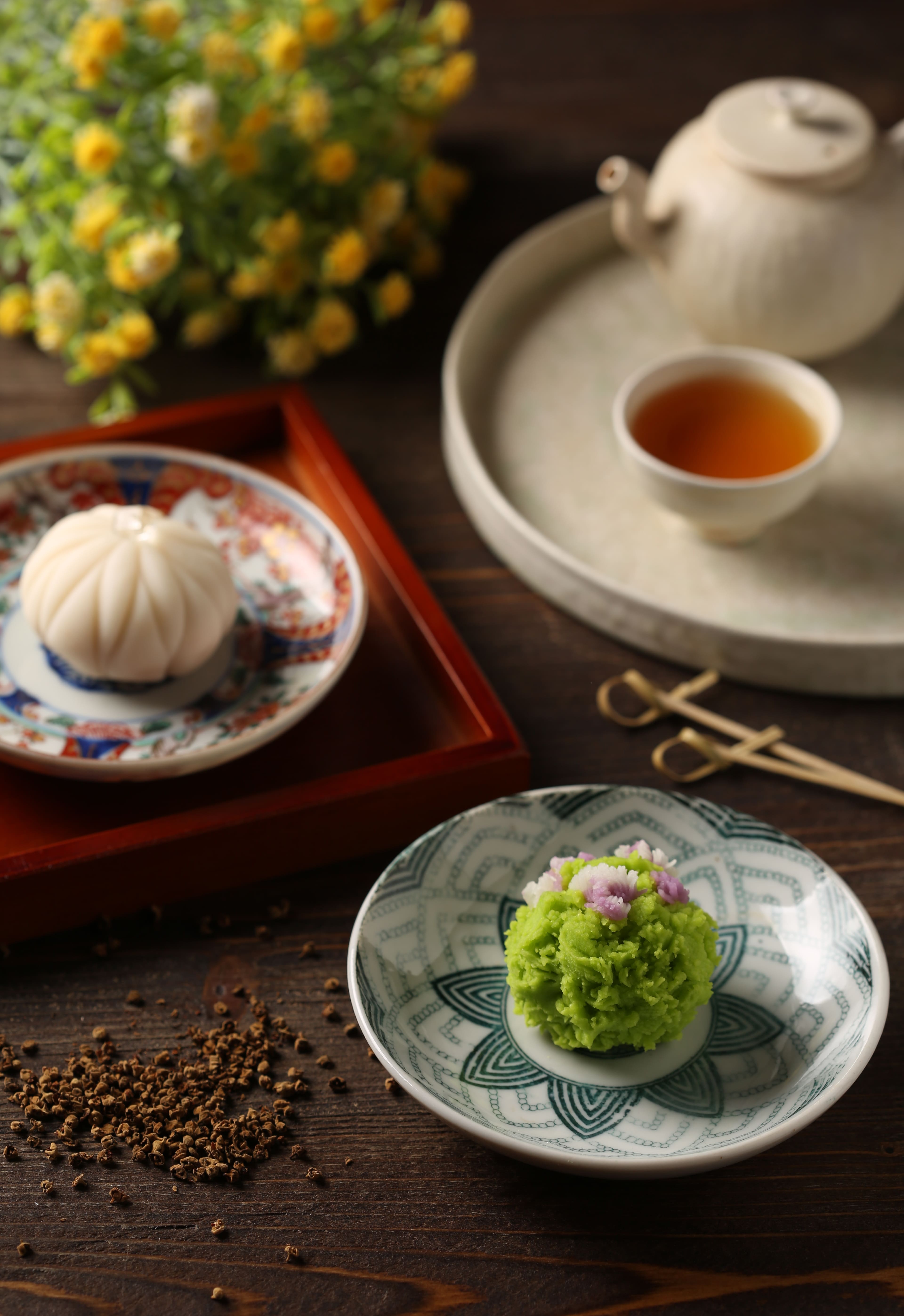 令甜點中的「特製和菓子」，口分別為春季綠地造型的「野薑花糖漿」與花雕款的蜂蜜豆沙餡。（180元／個）