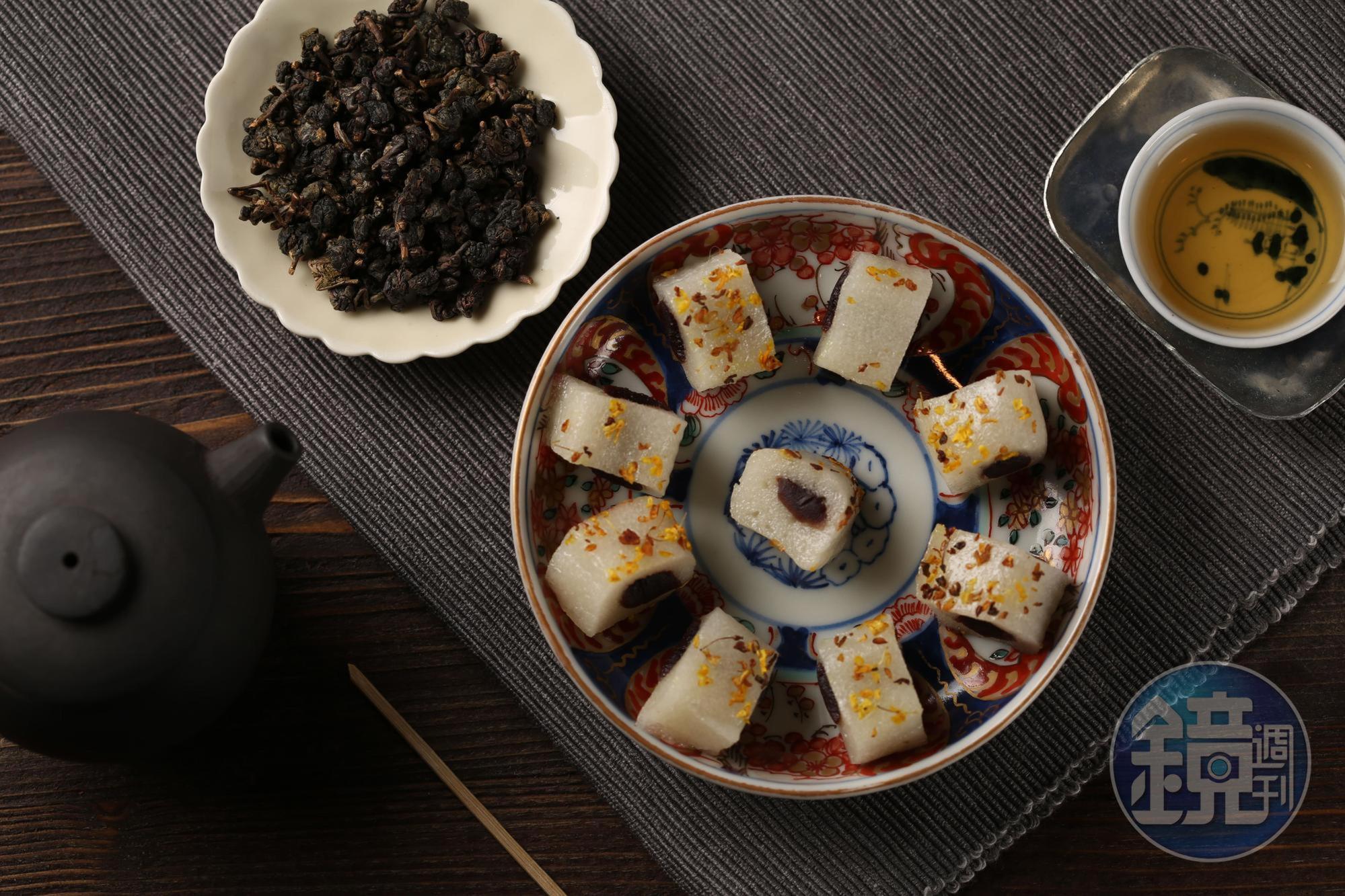 「桂花糕條」是店內招牌茶點，新鮮桂花落上糯米外皮增添香氣。（80元／份）