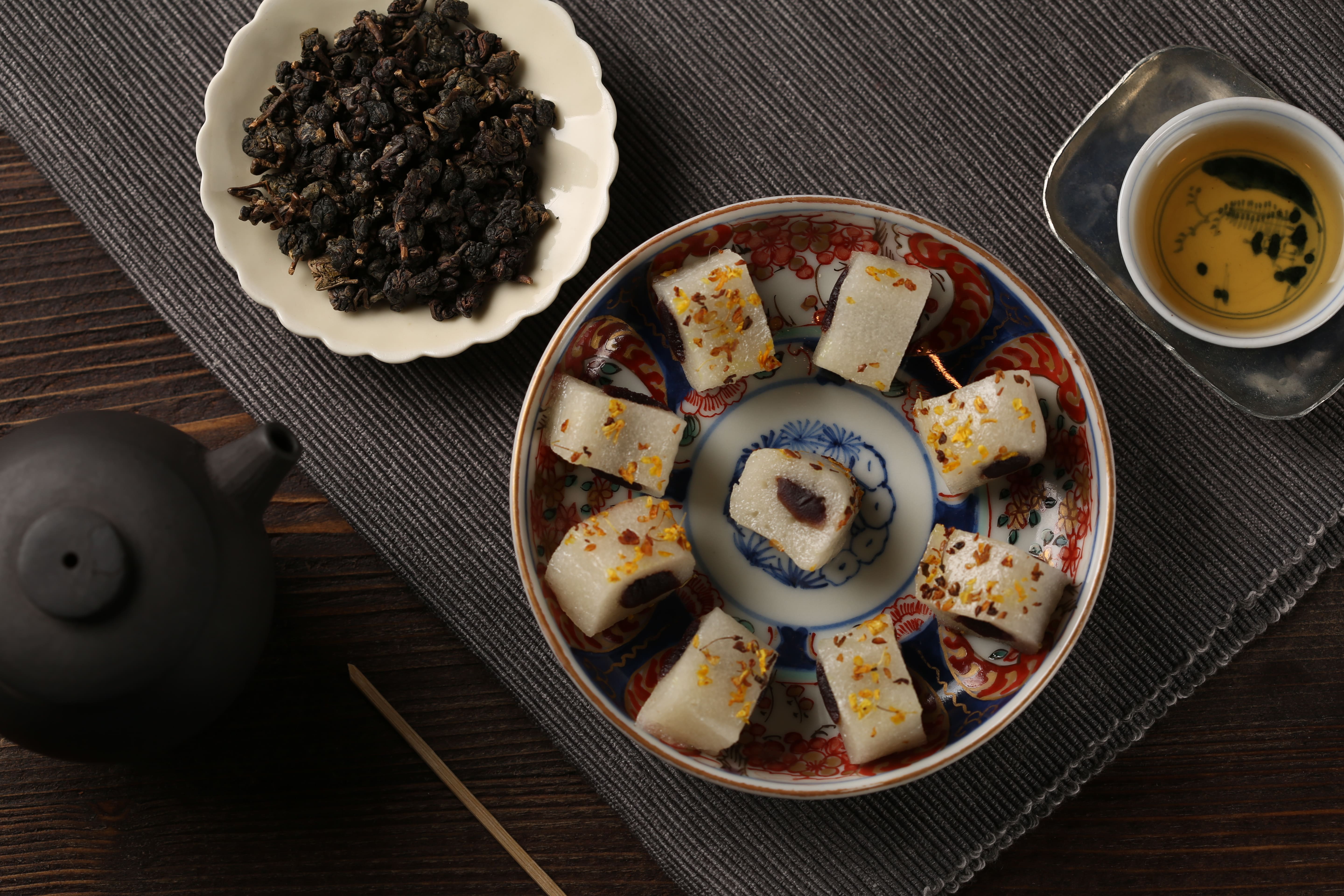 「桂花糕條」是店內招牌茶點，新鮮桂花落上糯米外皮增添香氣。（80元／份）