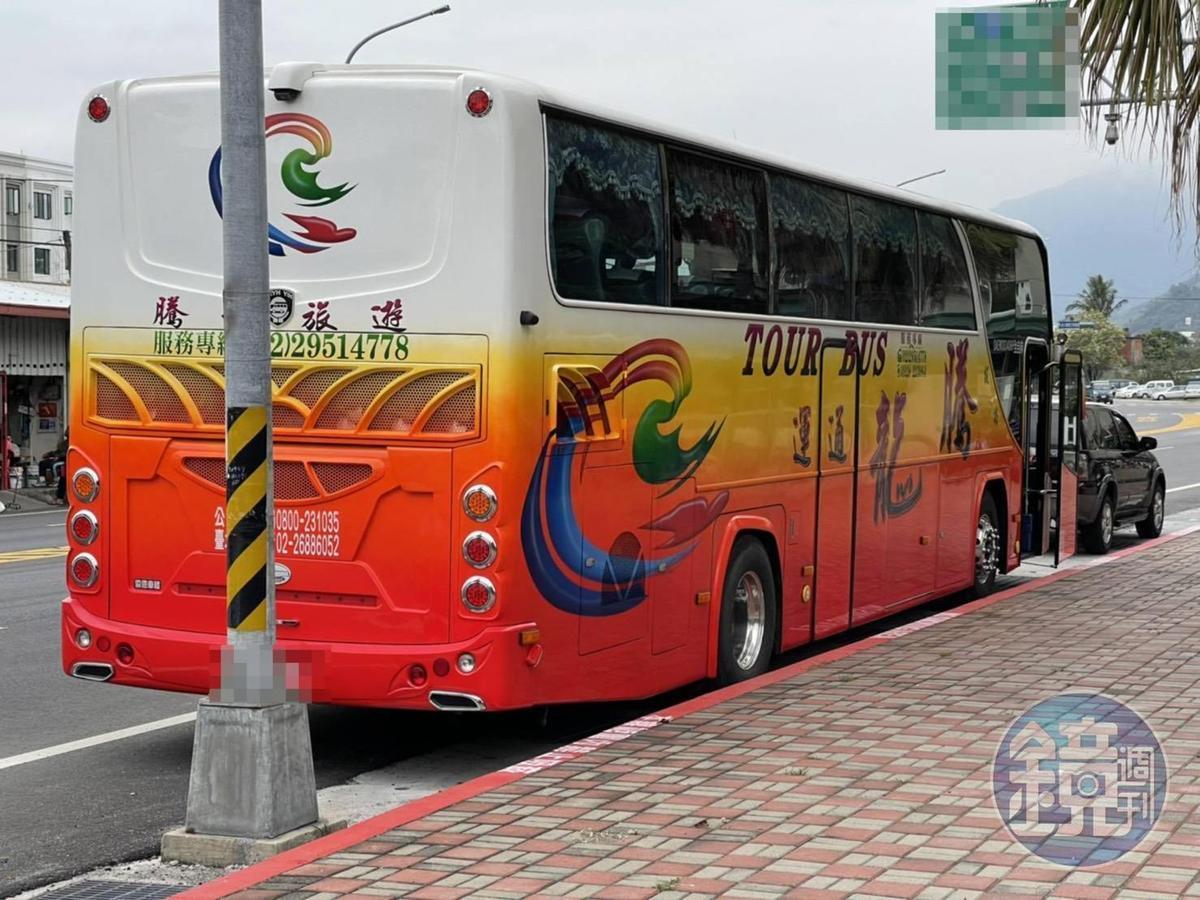 台9線蘇花公路(宜蘭蘇澳段)發生重大車禍釀6死,交通部召回遊覽車檢測。圖為騰龍通運車輛。(讀者提供)