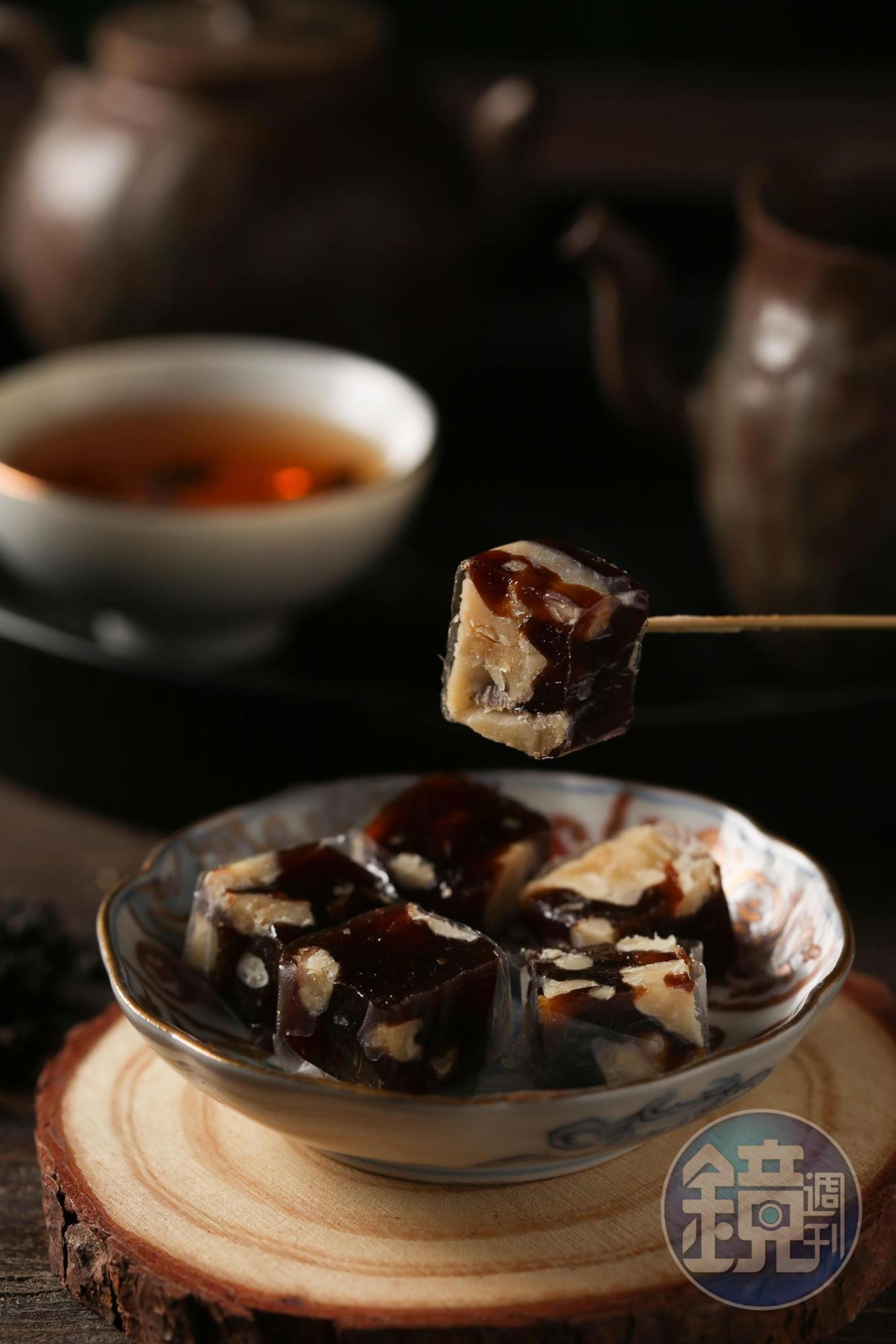 「棗泥核桃糕」帶有種核仁苦香，與深培烏龍偏厚的茶感相投。（80元／份）