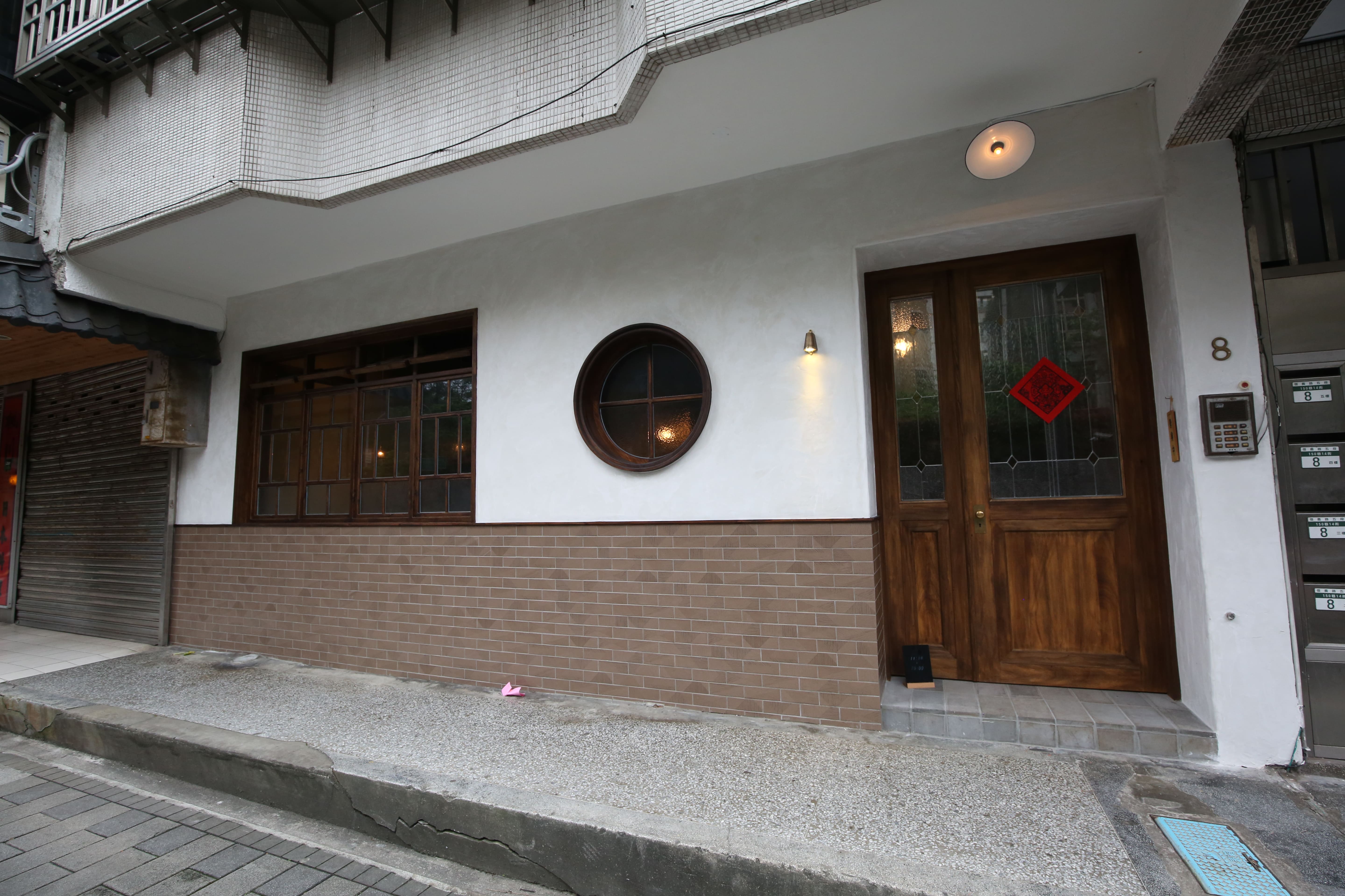 沒有招牌的小隱茶庵信義店低調座落象山公園旁。