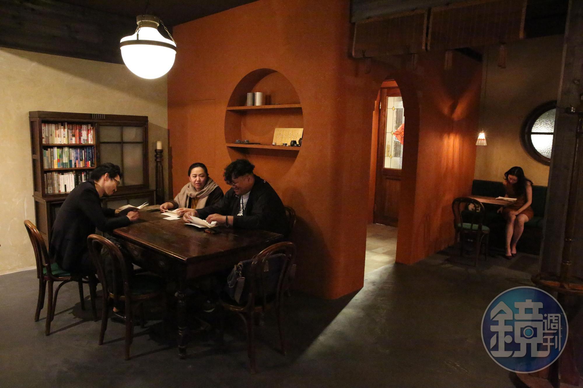 店內沒有過多的掛飾擺設，卻也顯得古色古香。