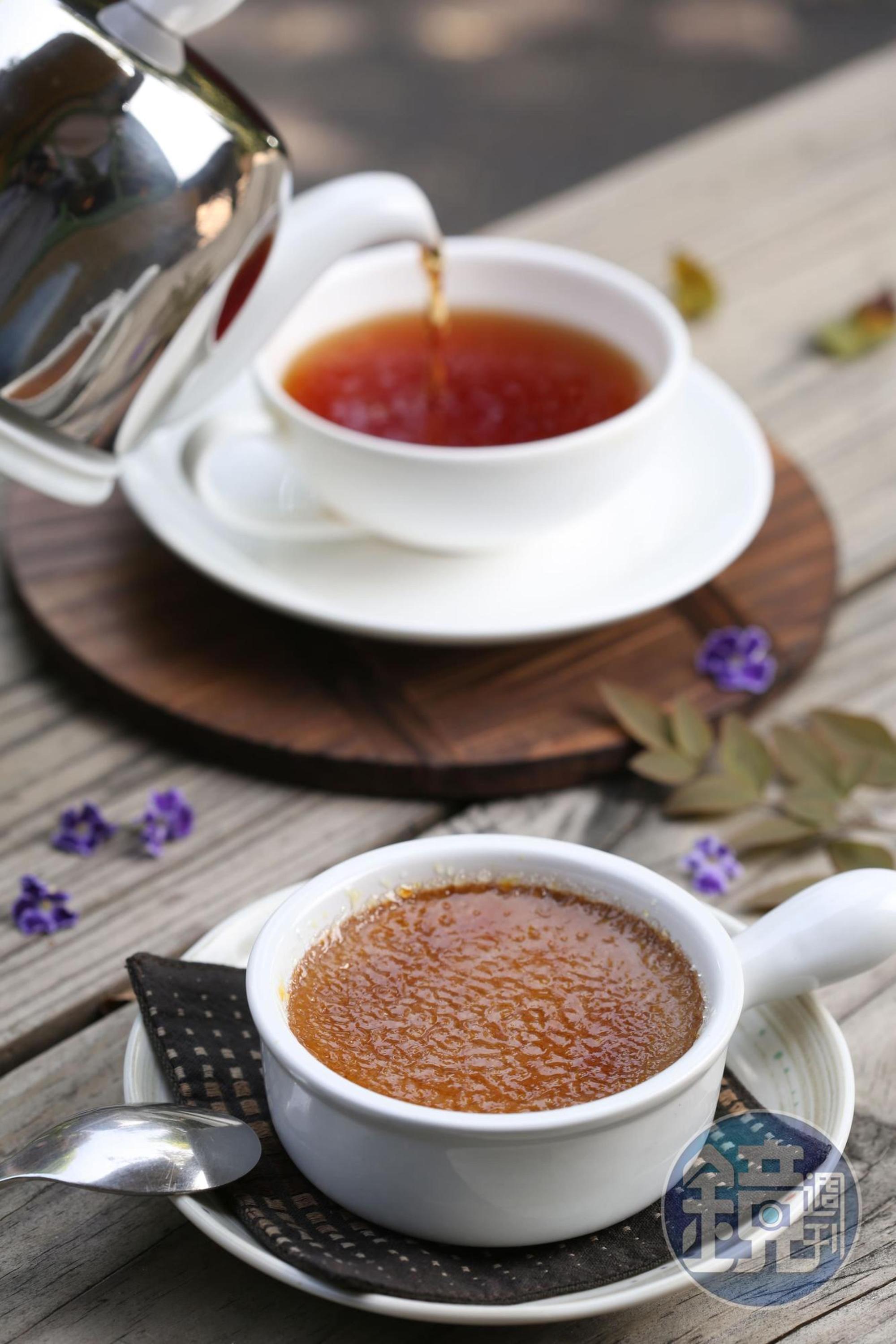 敲開焦糖，「伯爵茶烤布蕾」的茶香滿佈，口感香嫩幼滑。（100元／份）
