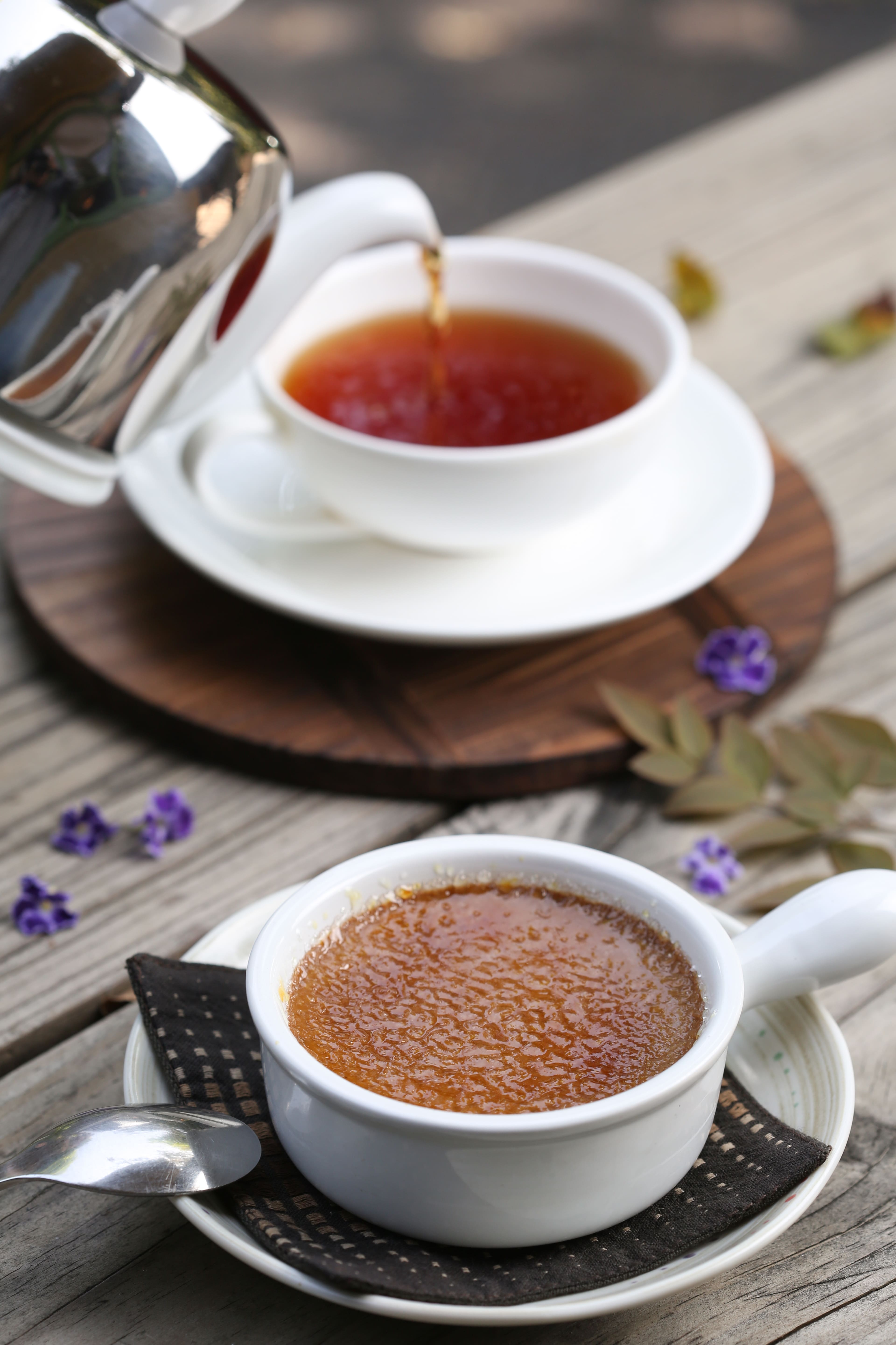 敲開焦糖，「伯爵茶烤布蕾」的茶香滿佈，口感香嫩幼滑。（100元／份）