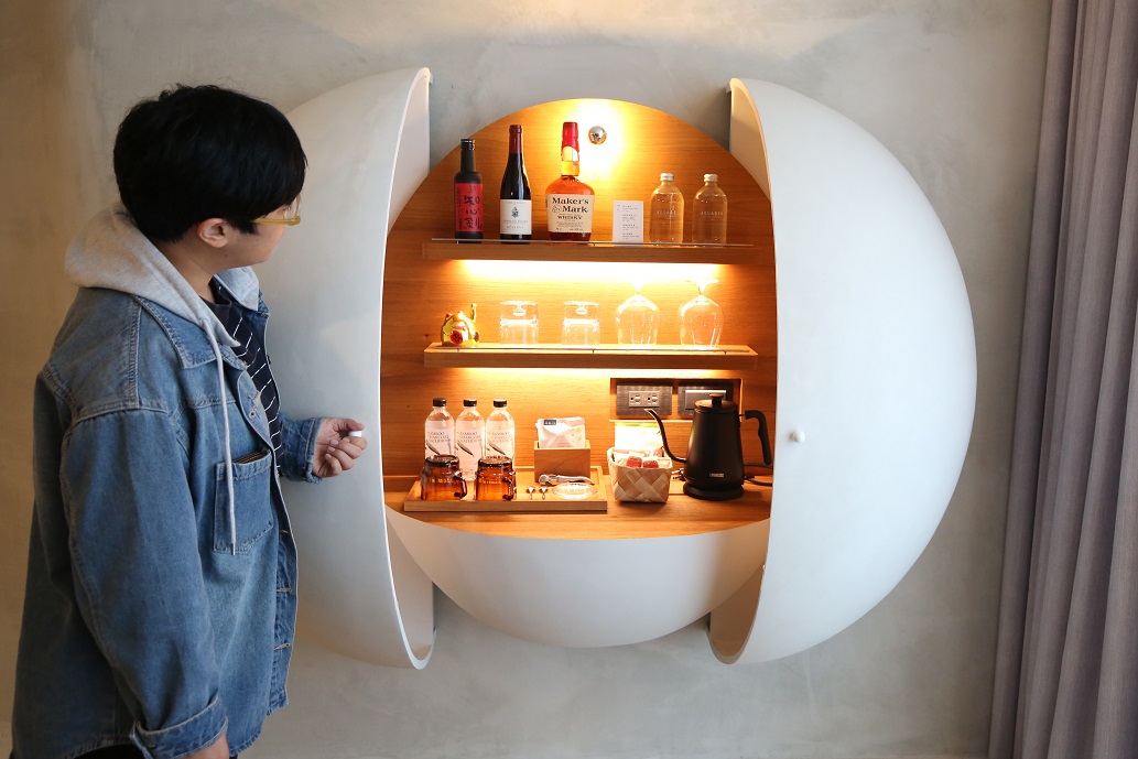 令人驚豔的蛋型Mini Bar，細節掌握與開門速度都很完美。