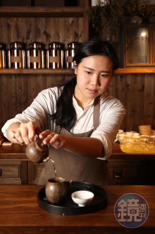 小隱茶庵也講究茶器搭配，不同款茶品都會有個別的組合。
