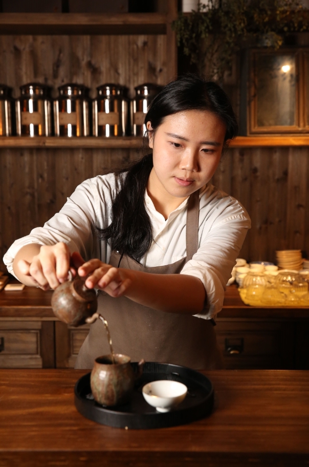 小隱茶庵也講究茶器搭配，不同款茶品都會有個別的組合。
