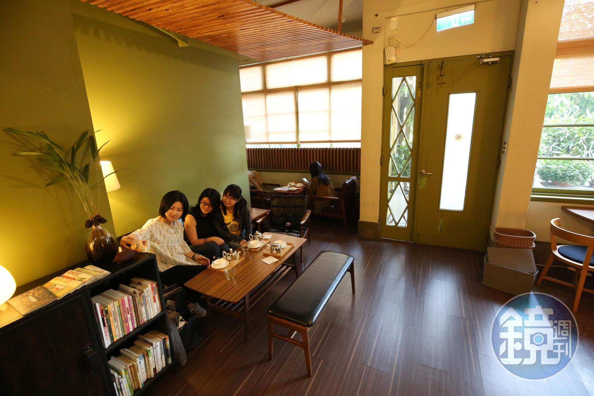 店內牆面與外面的自然綠都令人倍感舒適，難怪有客人可以沉醉於此一整個下午。