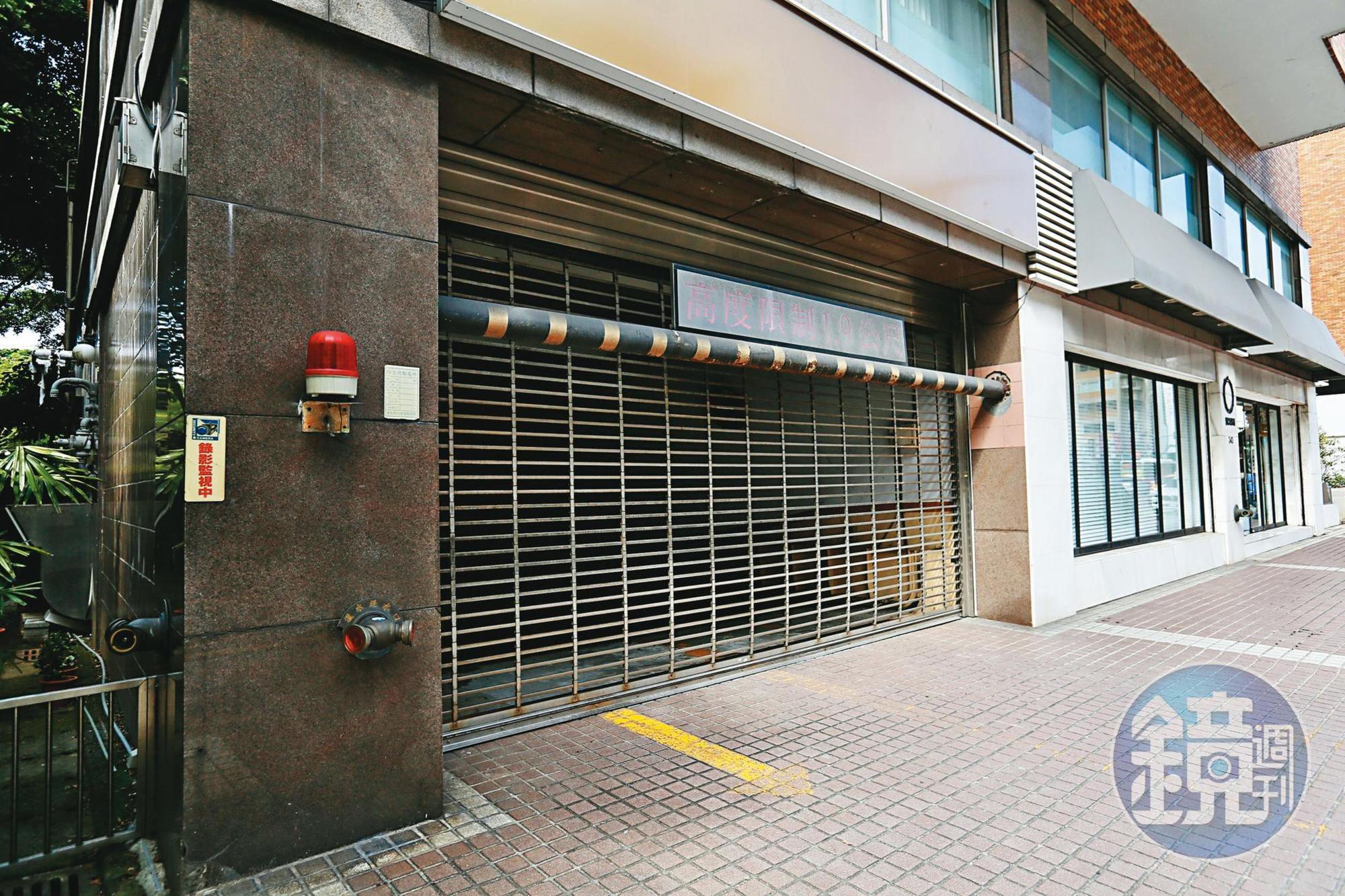 福里花園大廈住戶無法搭電梯直達1樓,要走車道或一層樓梯才可出門。