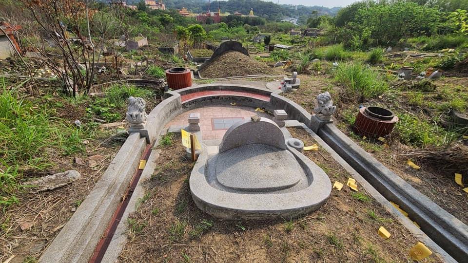 新竹縣議員邱振瑋前往大崎墓園掃墓,發現許多墳墓都被釘上木樁告示牌。(翻攝自新竹縣議員邱振瑋臉書)
