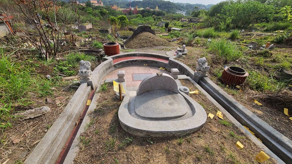 新竹縣議員邱振瑋前往大崎墓園掃墓，發現許多墳墓都被釘上木樁告示牌。（翻攝自新竹縣議員邱振瑋臉書）