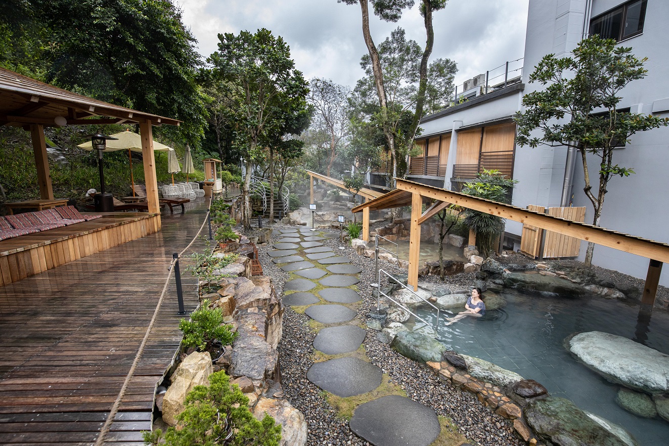 「呆水溫泉」共有3個戶外湯池，需要穿著泳衣入池。