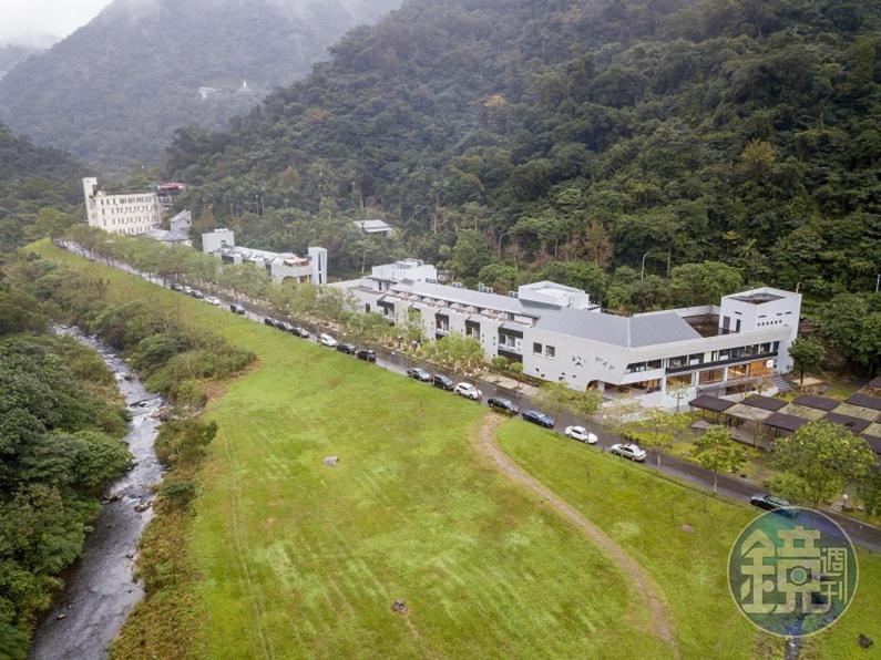 把草地當沙灘，流水是海洋。綠地裡的溫泉飯店景色，完全不遜於海邊。