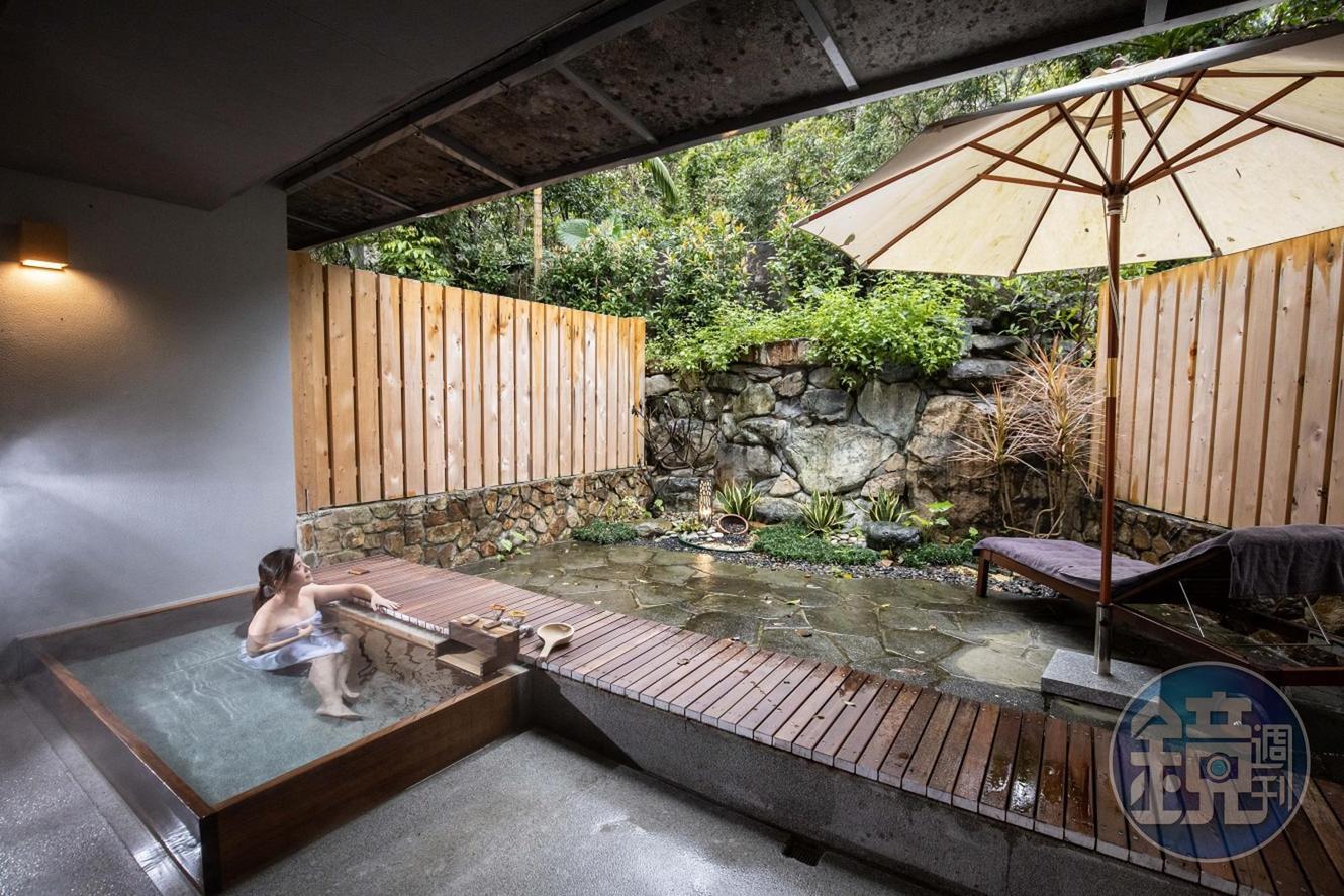 在房內泡湯，就能看見後方的山景和小院。