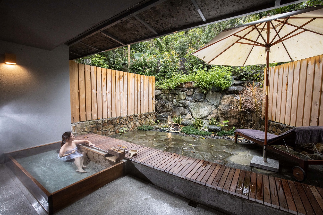 在房內泡湯,就能看見後方的山景和小院。