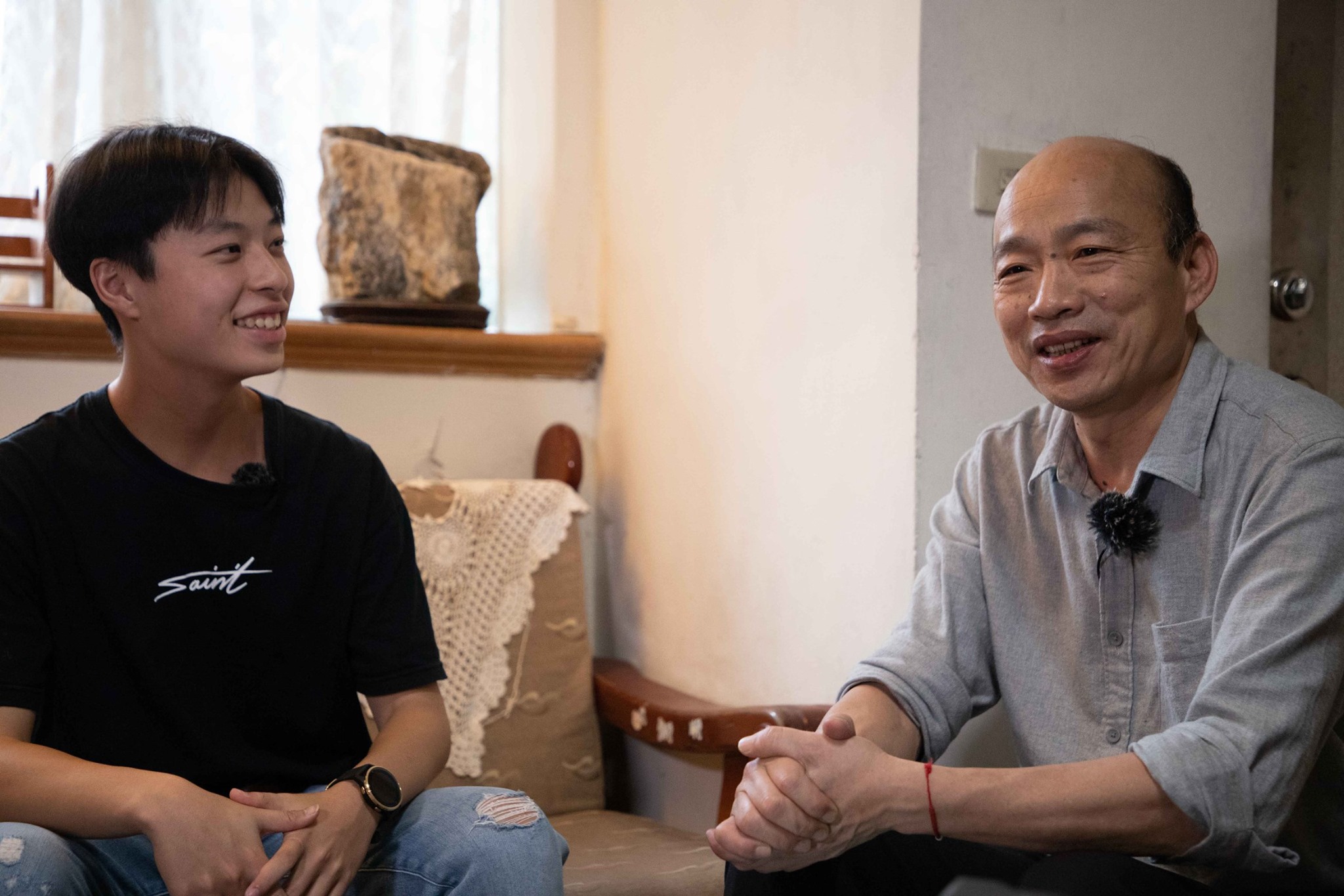 韓國瑜日前探訪年僅20歲的抗癌青年Henry。（翻攝自韓國瑜臉書）