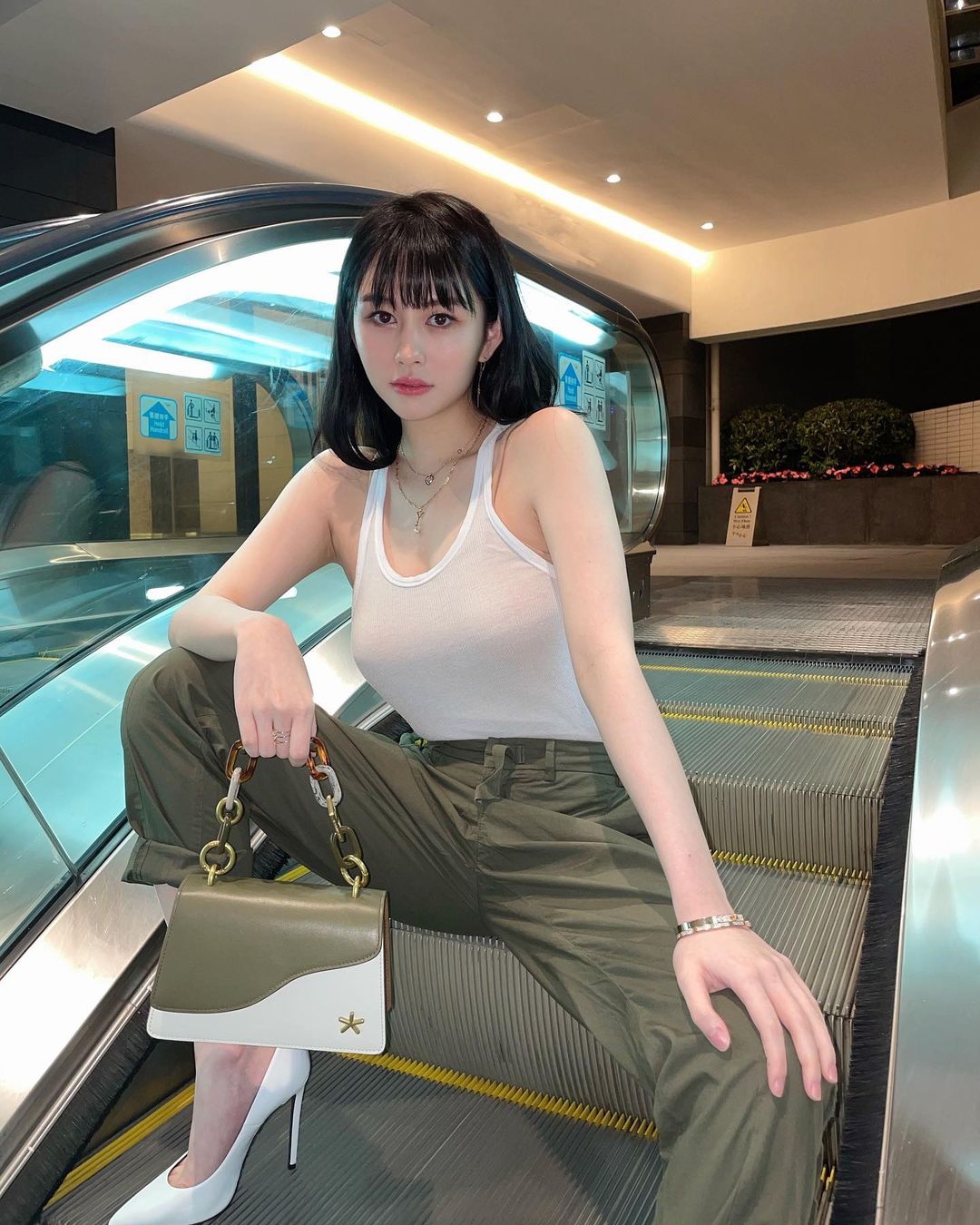 白色小背心微露事業線,沈月這既性感又中性的打扮超有吸引力。(沈月IG)