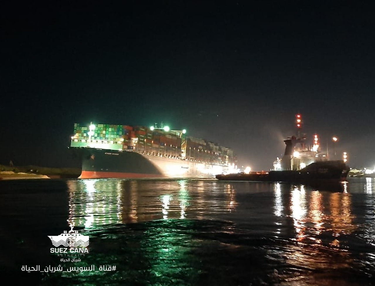 長賜號稍早傳出好消息，目前她已成功上浮，從動態畫面來看也接近「擺正狀態」。（翻攝自Suez Canal Authority臉書）