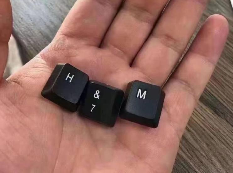 中國網友想抵制H&M,卻發現自己家裡沒有相關商品,只好拔掉自己的鍵盤。(翻攝自微博)