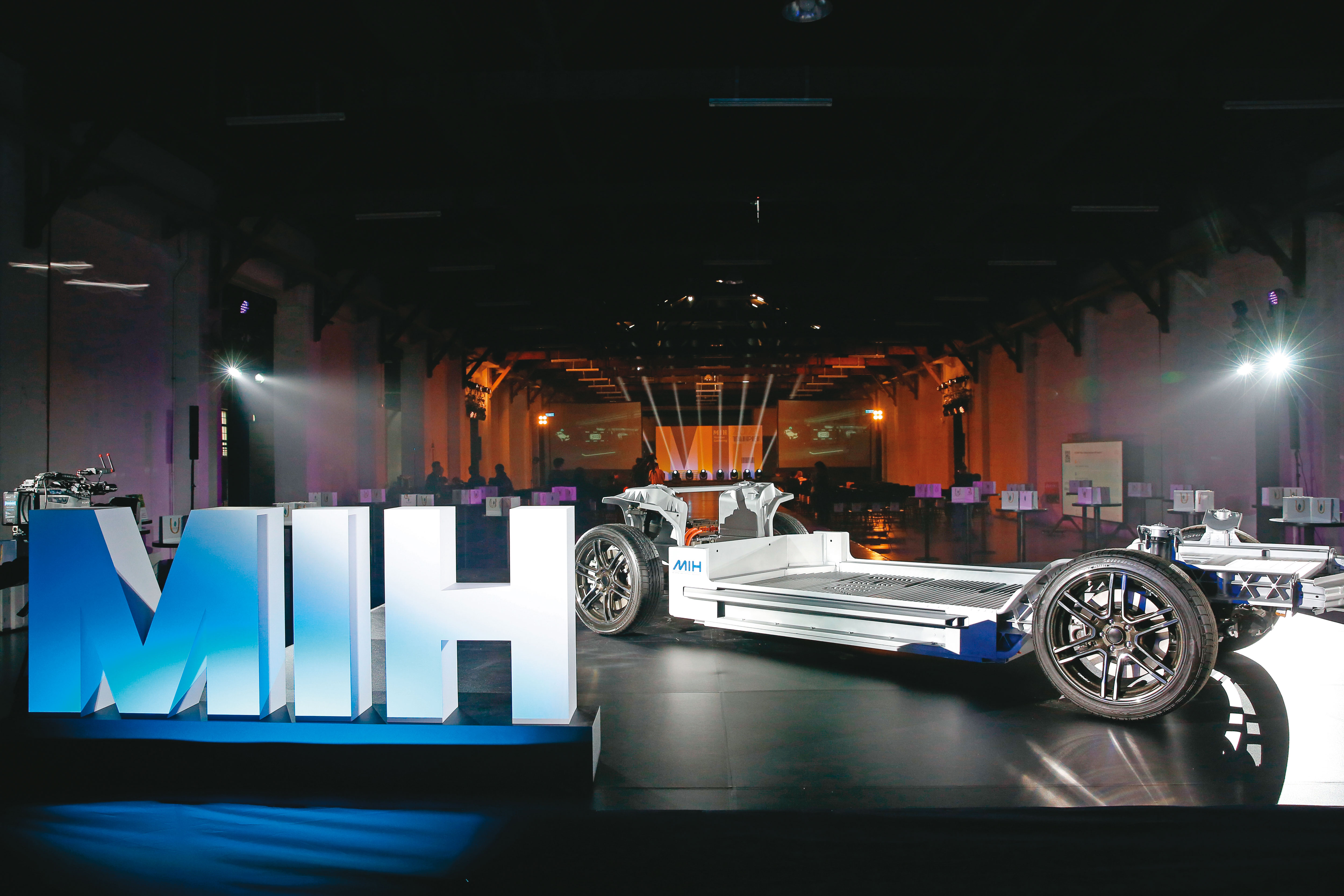 鴻海在3月25日首度舉行MIH電動車聯盟成員大會，6月這個新事業將會從鴻海分拆出來，甚至單獨股票上市。