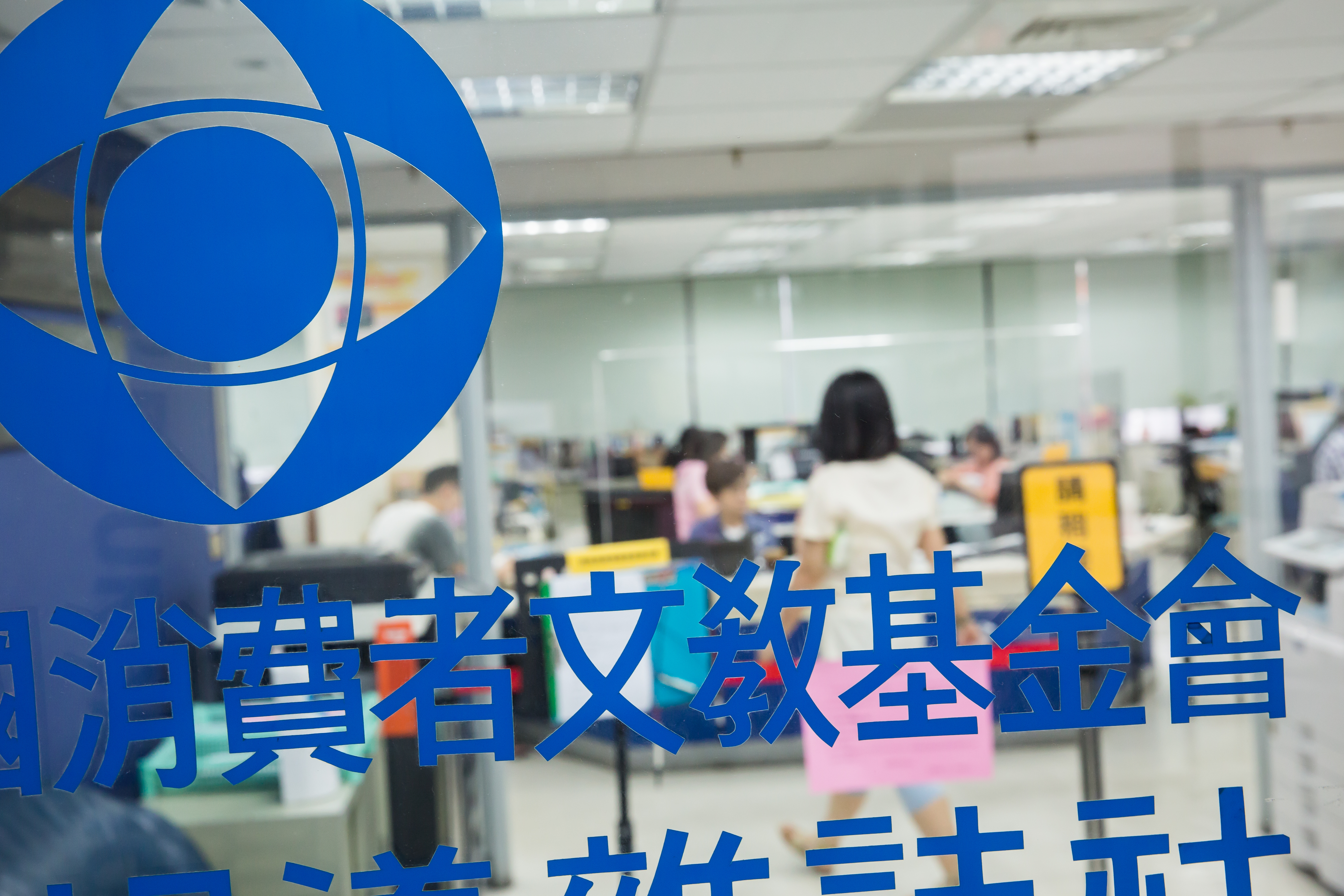 消基會房屋委員會委員林旺根表示，今天會發生民眾權益受損的狀況，最主要的原因是，動用信託款的「指示權」常常在開發商身上，也就是說，由建商決定哪種款項先用。