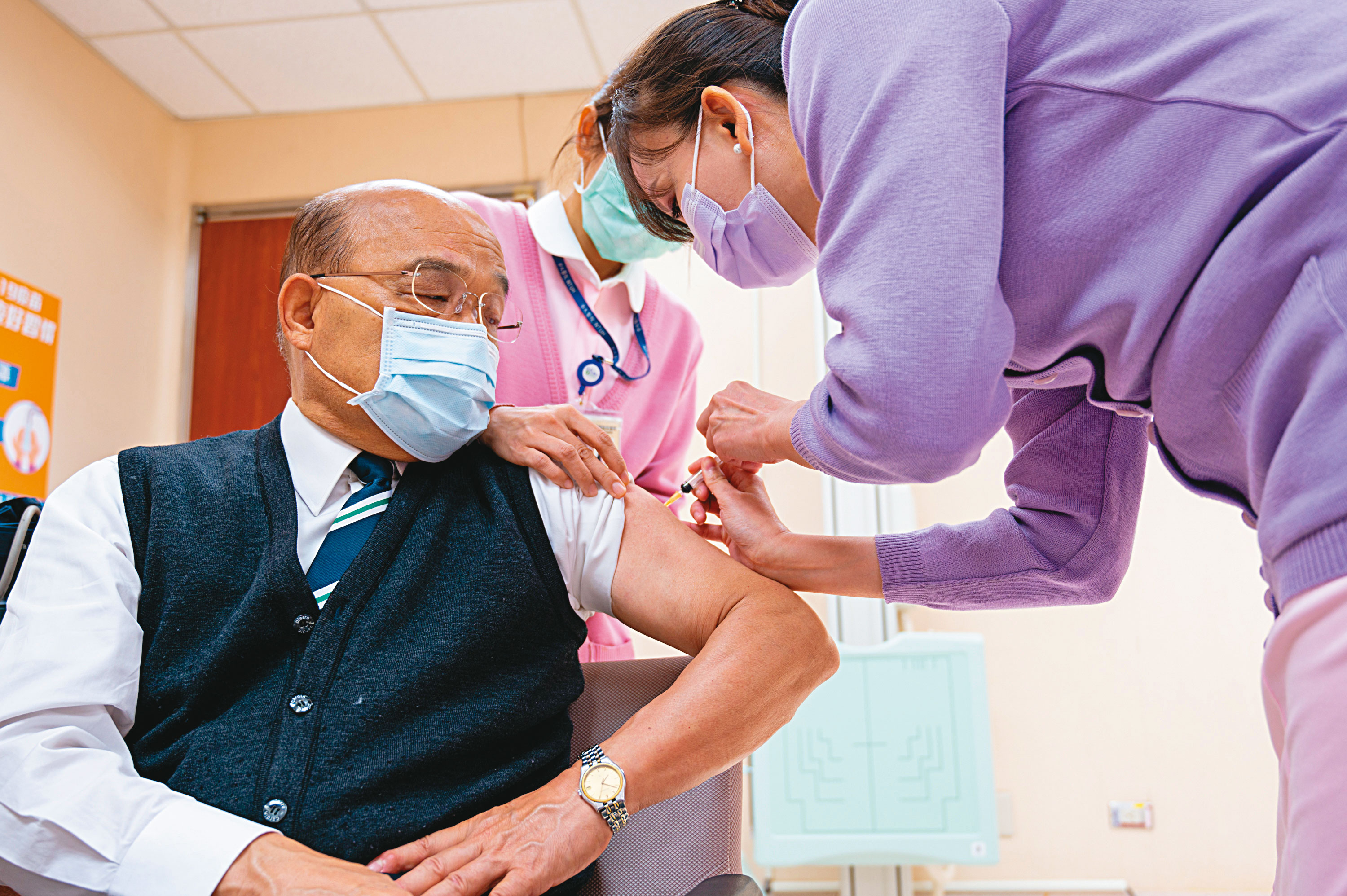 行政院長蘇貞昌疫苗打是打了，卻並非公開施打，反而引來作假流言。（行政院提供）