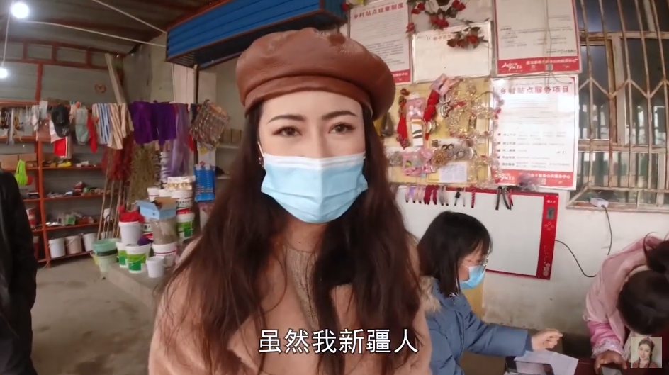 這些新疆YouTuber在影片內容介紹當地文化民情，讓人質疑是刻意宣傳美好形象。（翻攝自阿依圖娜YouTube）