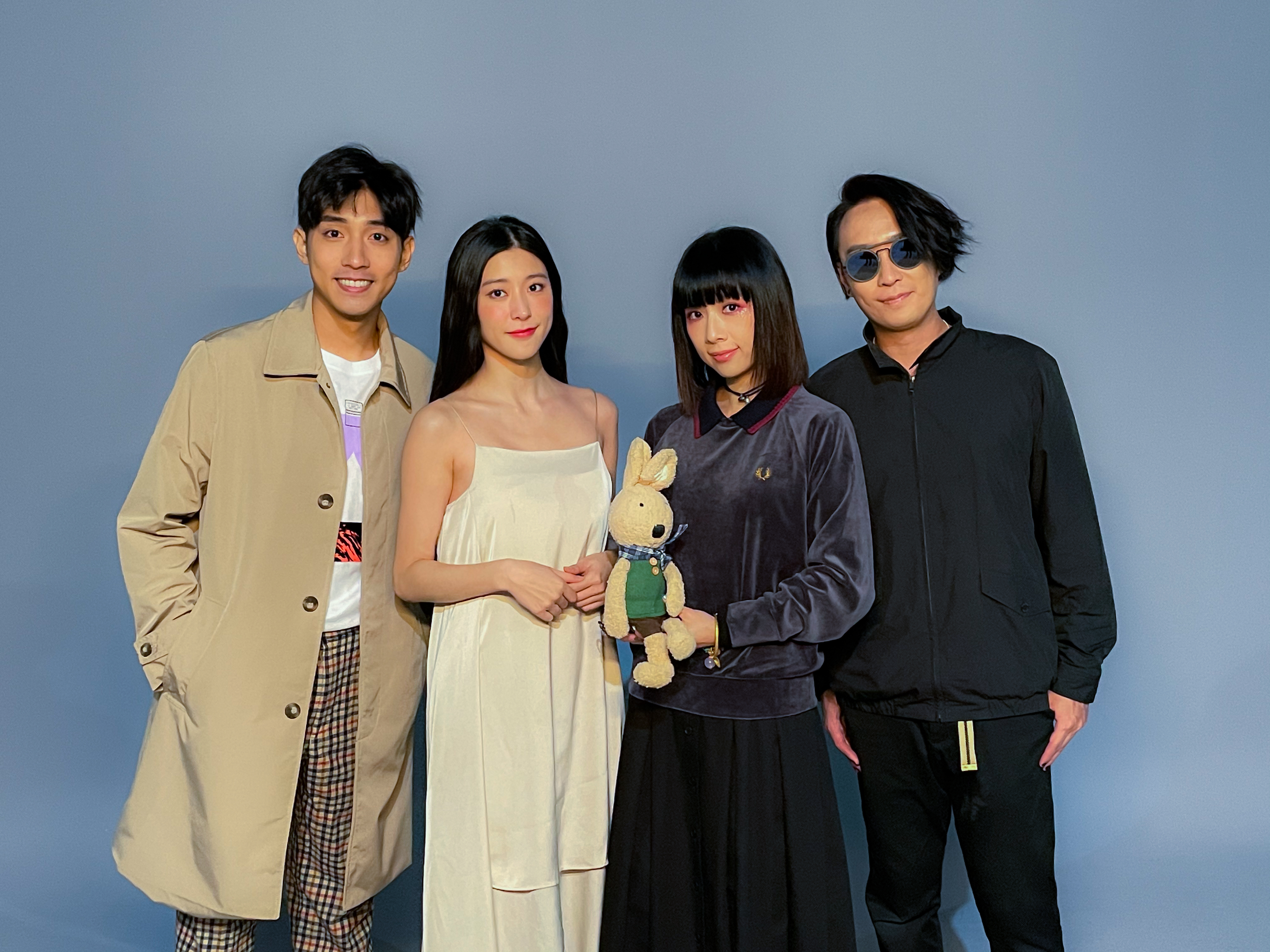 原子邦妮的MV〈清晨五點〉，由團員羽承擔綱導演，並找新生代演員徐韜、周濃一同演出。（滾石唱片提供）
