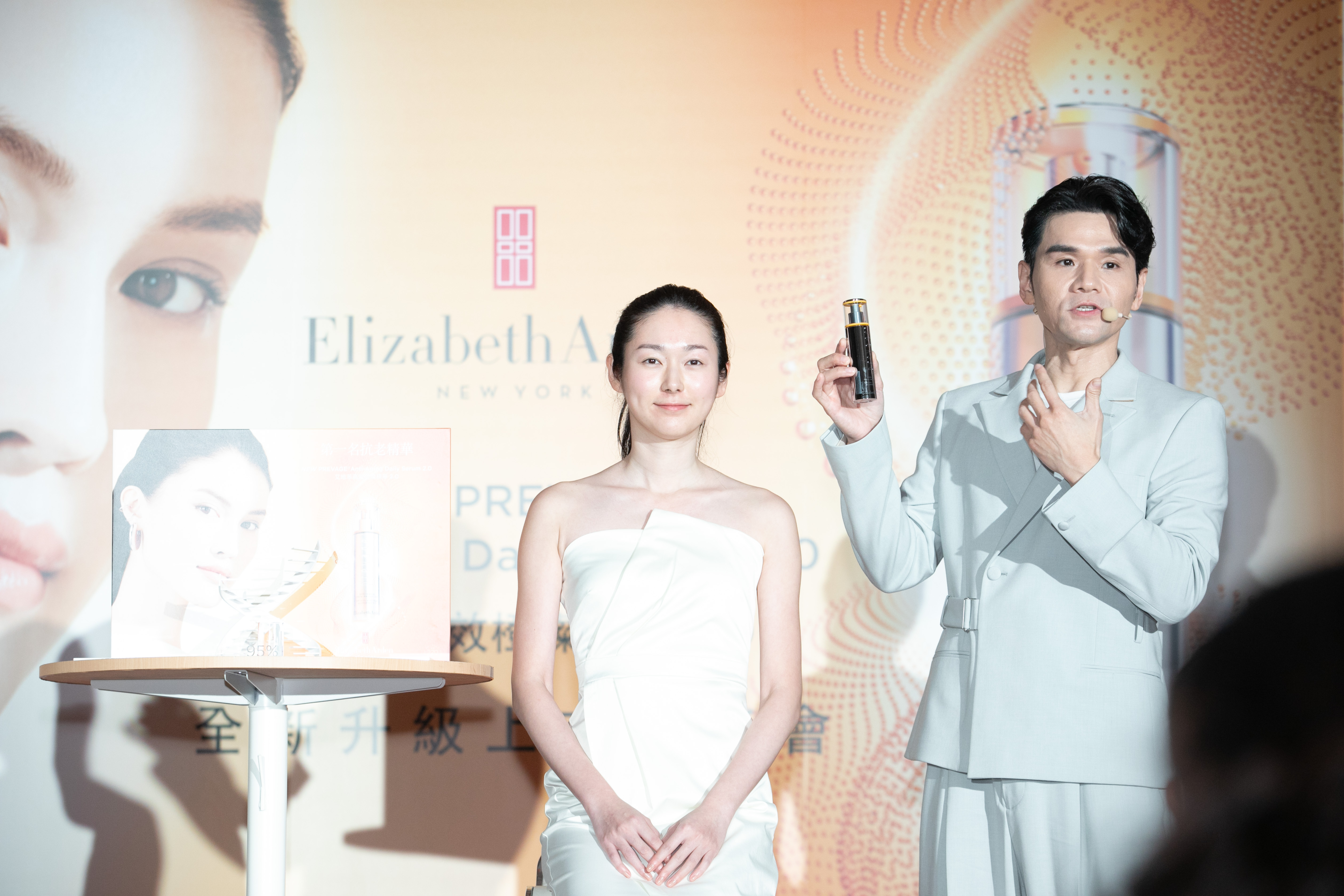 凱文老師強調艾地苯高效橙燦精華2.0具有「掃黃去灰」的功效，也示範立即緊緻輪廓線的保養手法。（伊麗莎白雅頓提供）