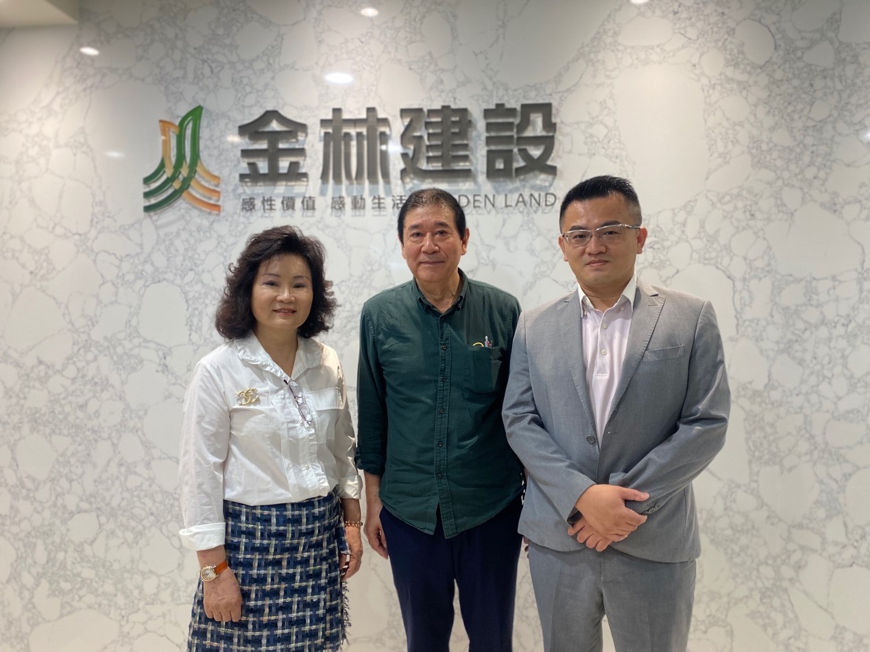金林建設董事長李金鑰（左1）建築經驗10餘年。